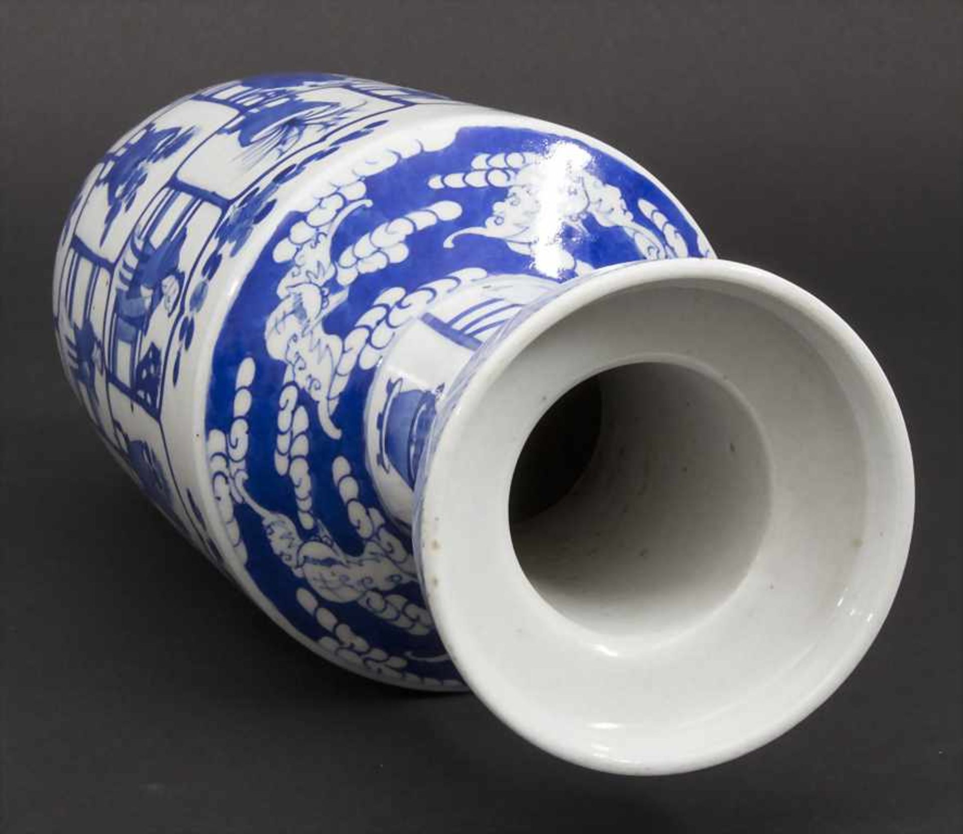 Ziervase / A decorative vase, China, Qing-Dynastie (1644-1911), wohl Kangxi-Periode (1662-1722) - Bild 3 aus 5