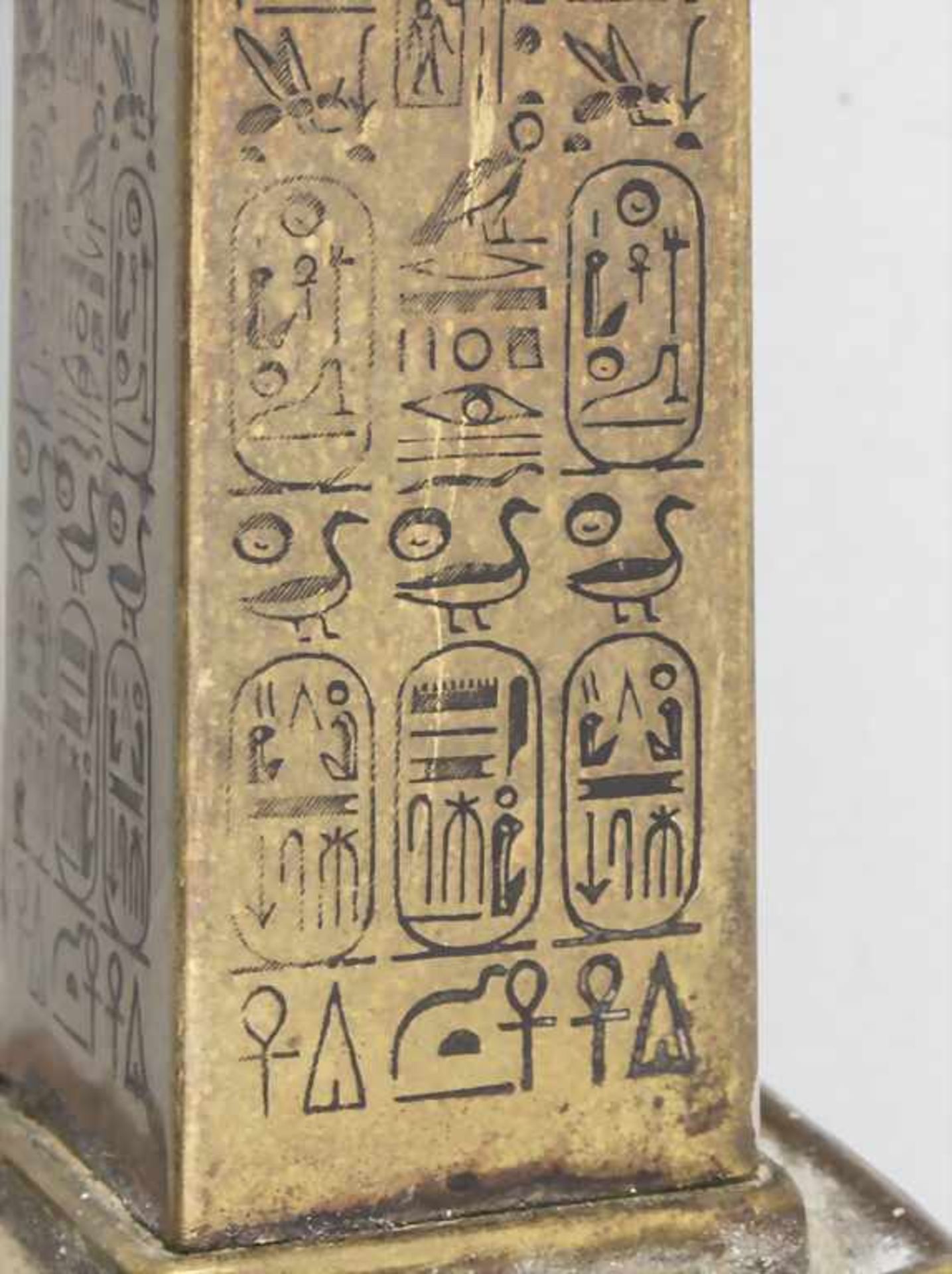 Obelisk mit ägyptischen Hyroglyphen / A bronze obelisk with Egyptian hyroglyphs, Frankreich, 19. - Bild 3 aus 3