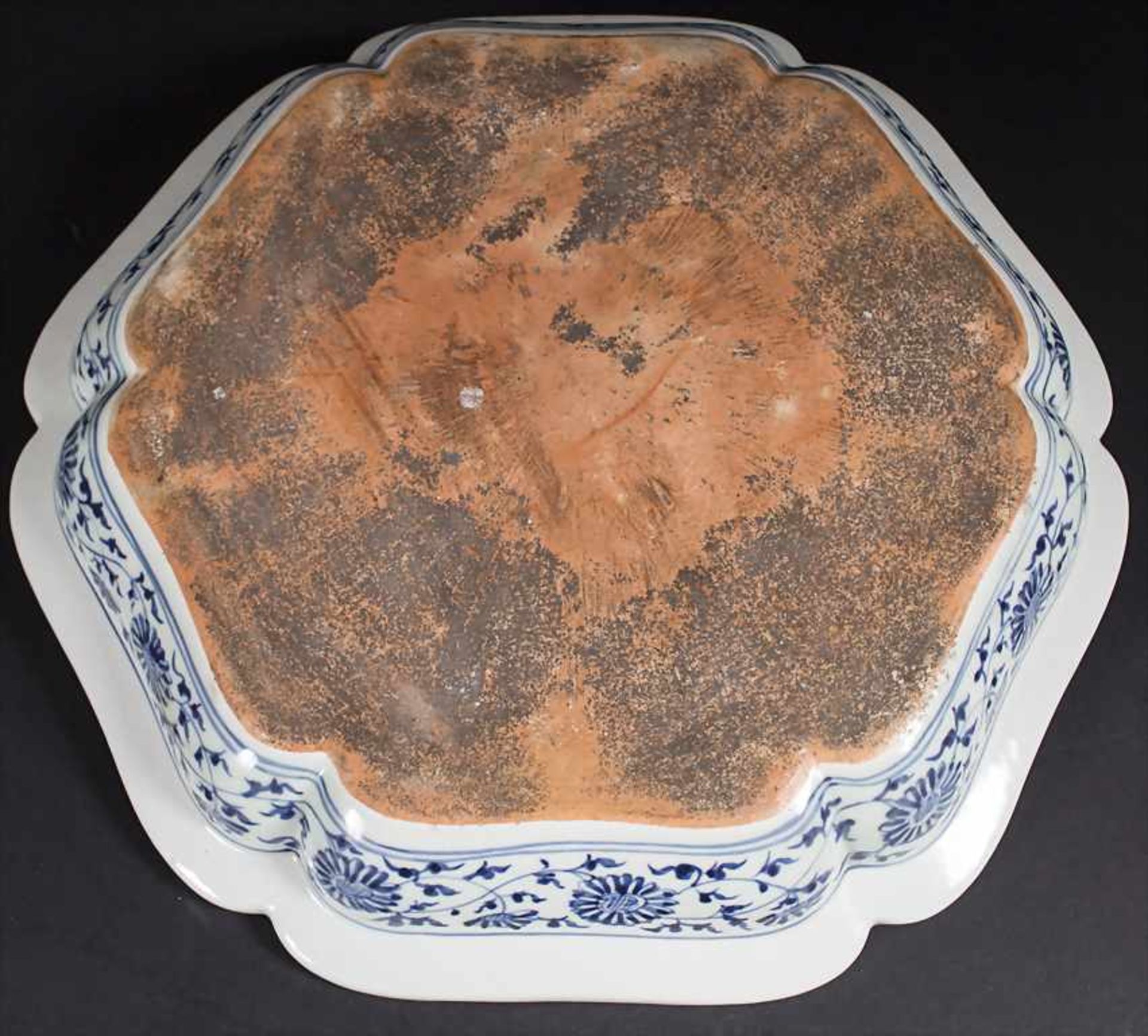 Große Porzellanplatte / A large porcelain platter, China, wohl 19./20. Jh. - Image 4 of 5