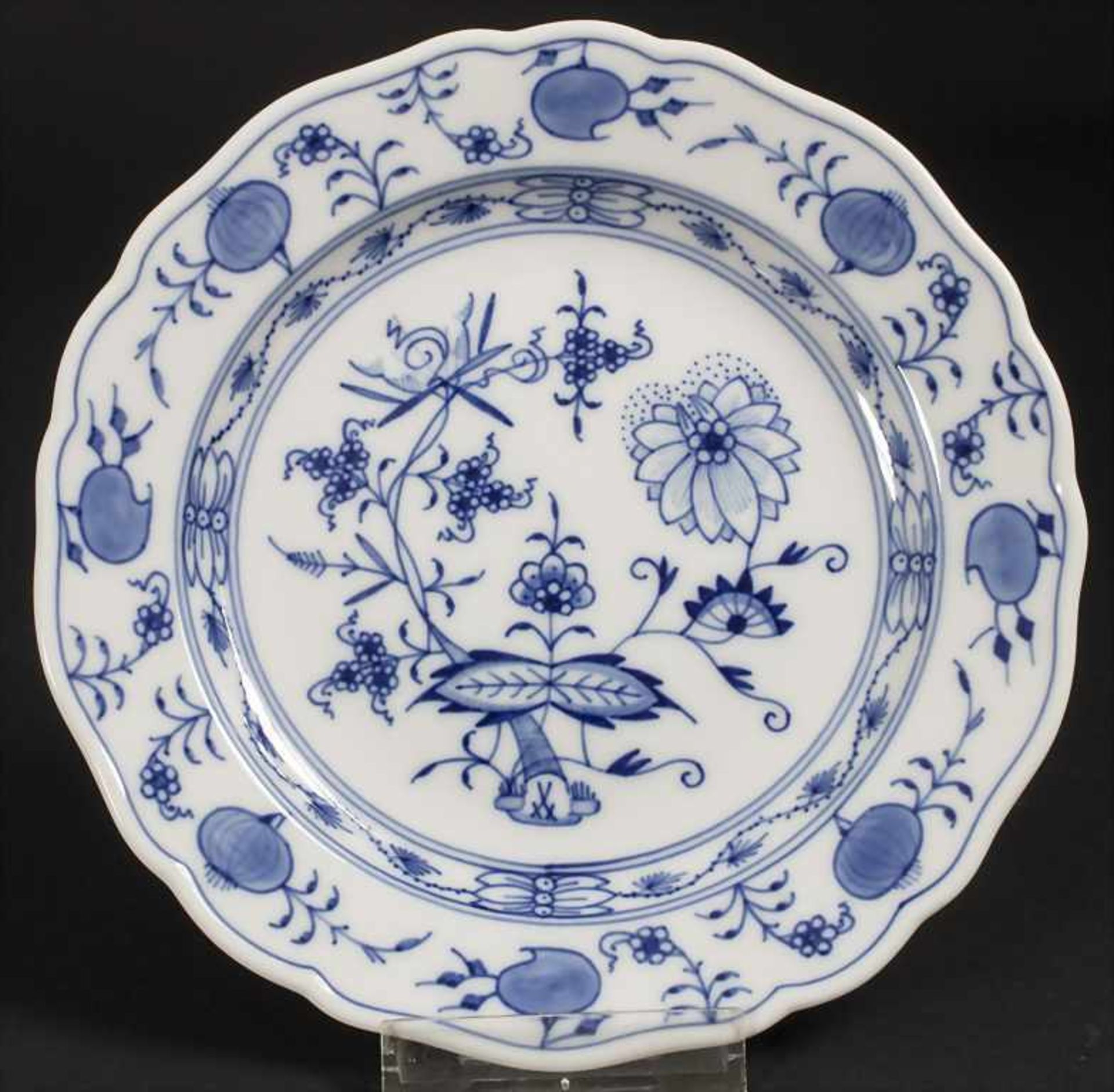 28 tlg. Service 'Zwiebelmuster' / A 28-piece dinner set with 'Onion Pattern', Meissen, 20. Jh. - Image 15 of 17