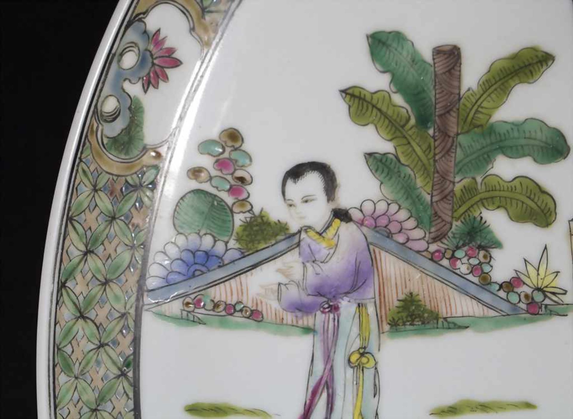 Große Rundplatte / A large round porcelain platter, China, Marke Qianlong, wohl 19. Jh. - Image 3 of 6