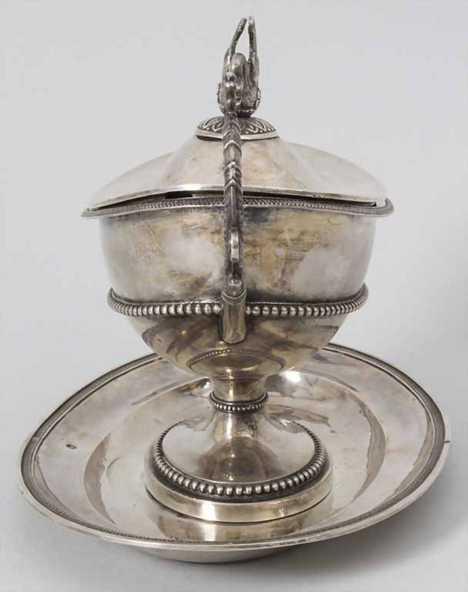 Empire Sauciere auf Présentoir / An Empire silver sauce boat, Lyon, nach 1819 - Bild 2 aus 10