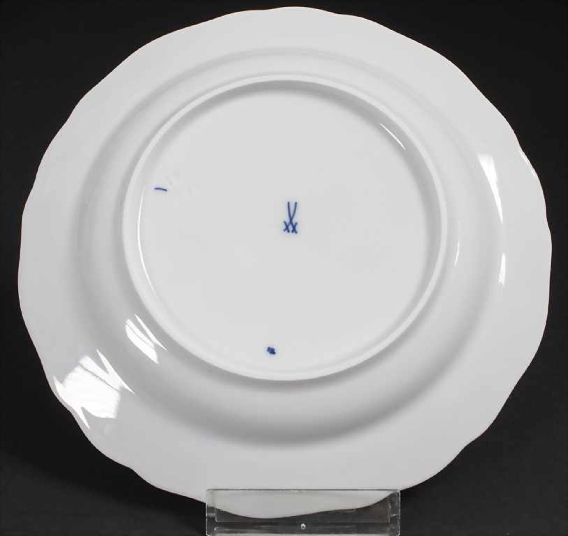 28 tlg. Service 'Zwiebelmuster' / A 28-piece dinner set with 'Onion Pattern', Meissen, 20. Jh. - Image 16 of 17