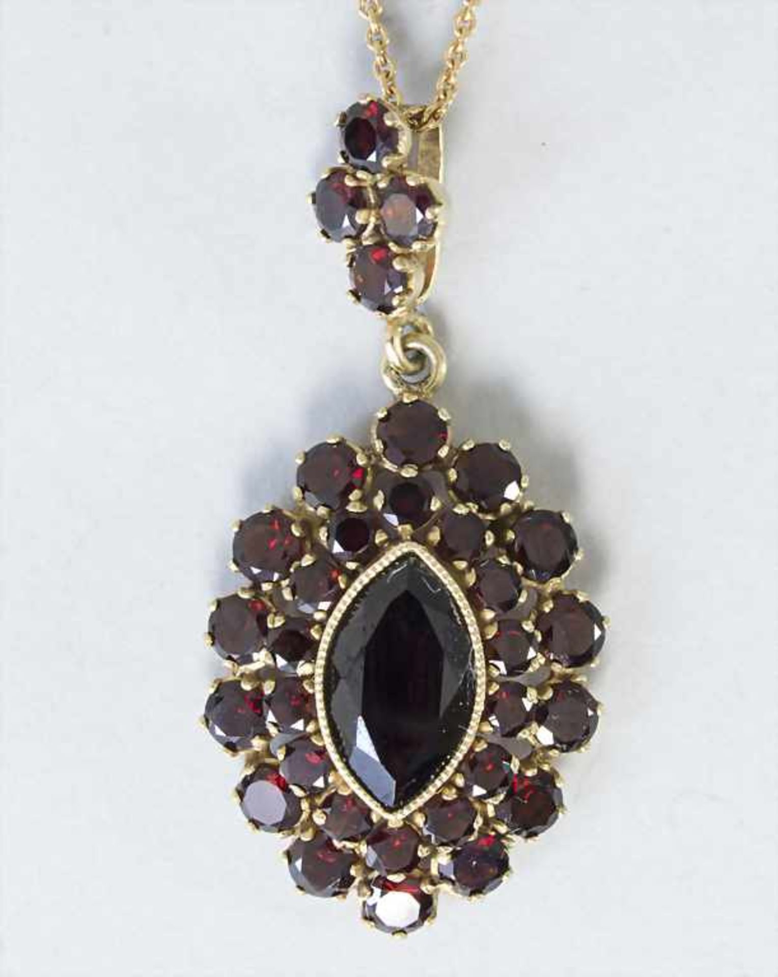Goldkette mit Granatanhänger / A gold necklace with garnet pendant