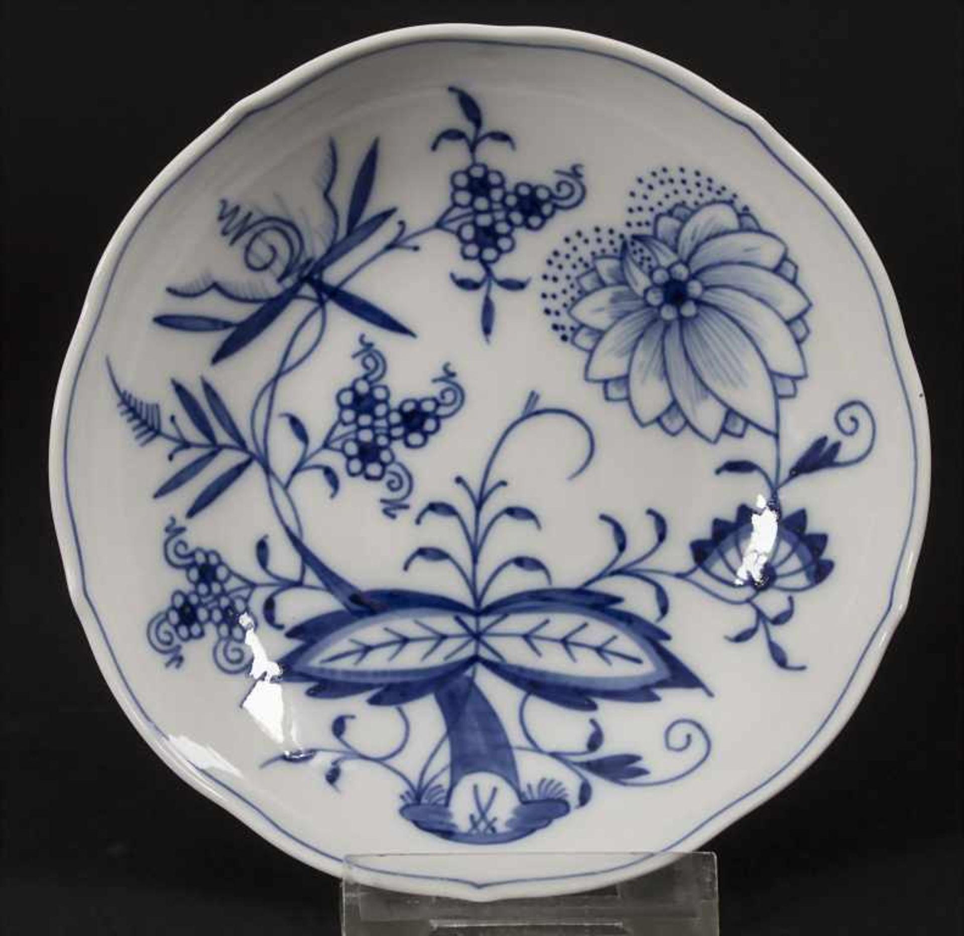 28 tlg. Service 'Zwiebelmuster' / A 28-piece dinner set with 'Onion Pattern', Meissen, 20. Jh. - Image 2 of 17