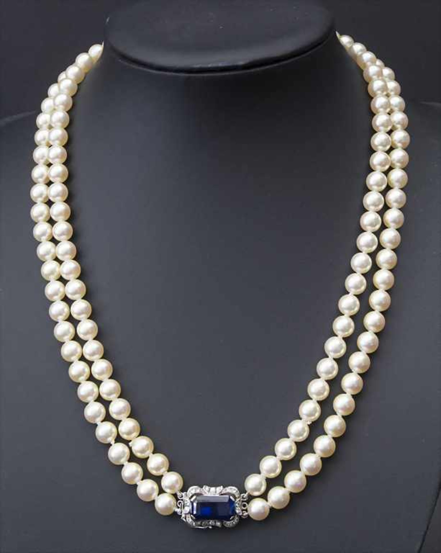 Zweireihige Perlenkette / A pearl necklaces