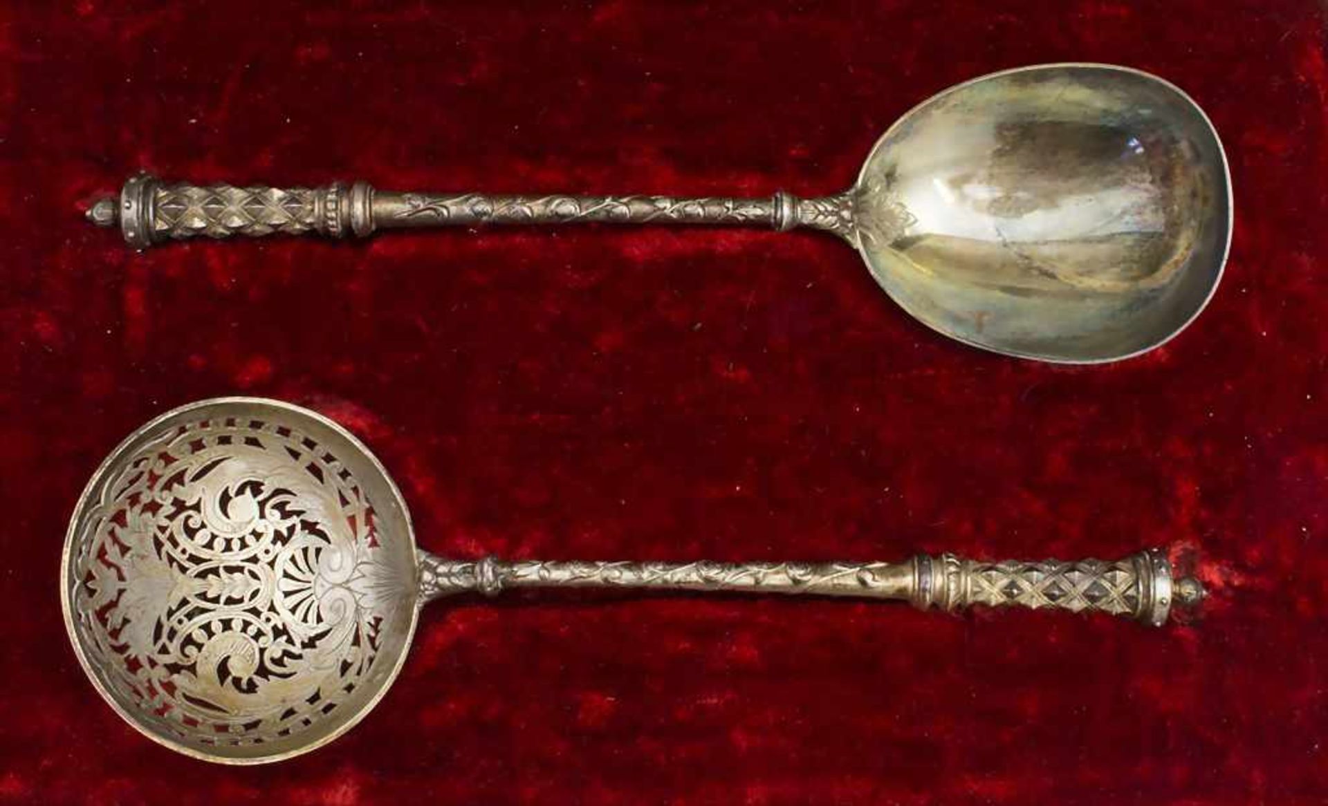 Zuckerstreulöffel und Sahnelöffel / A silver sugar-sprinkler spoon and a silver cream spoon, - Bild 10 aus 10