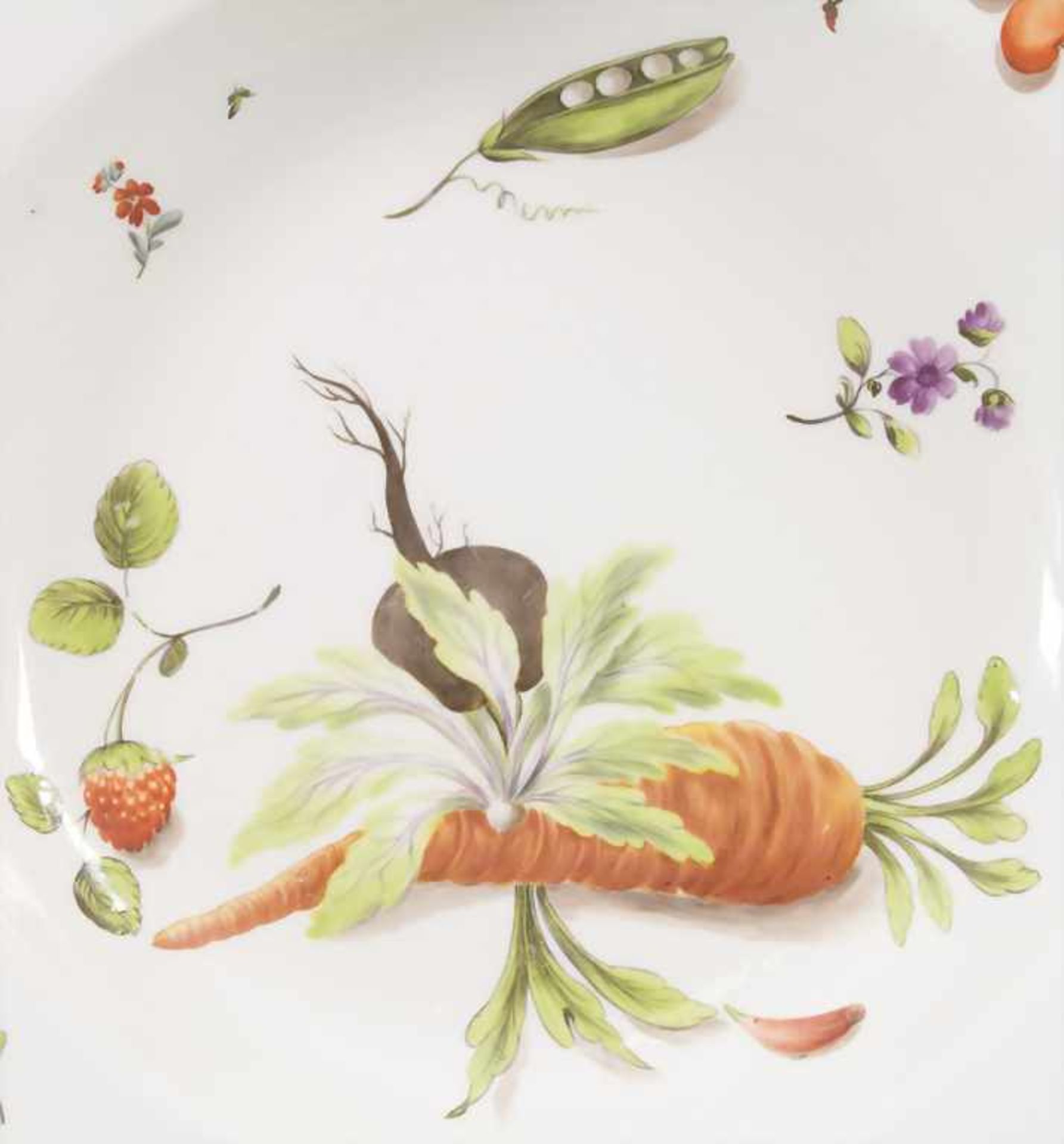 Suppenteller mit Gemüse-Dekor / A soup plate painted with vegetables, fruits and flowers, Wien, um - Bild 2 aus 5