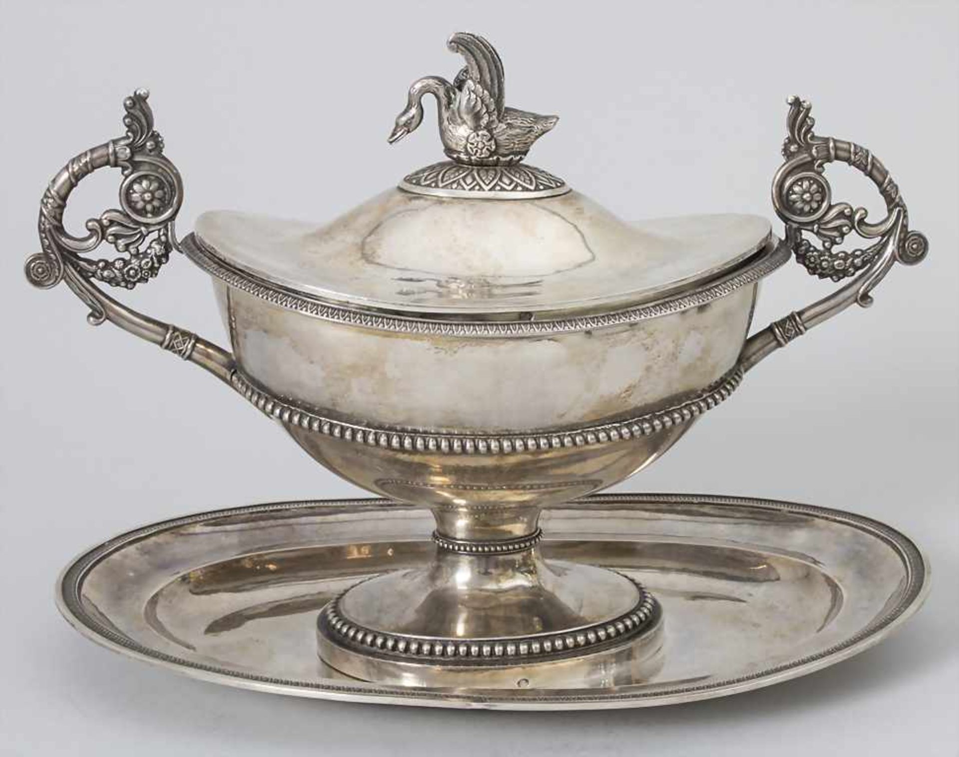 Empire Sauciere auf Présentoir / An Empire silver sauce boat, Lyon, nach 1819