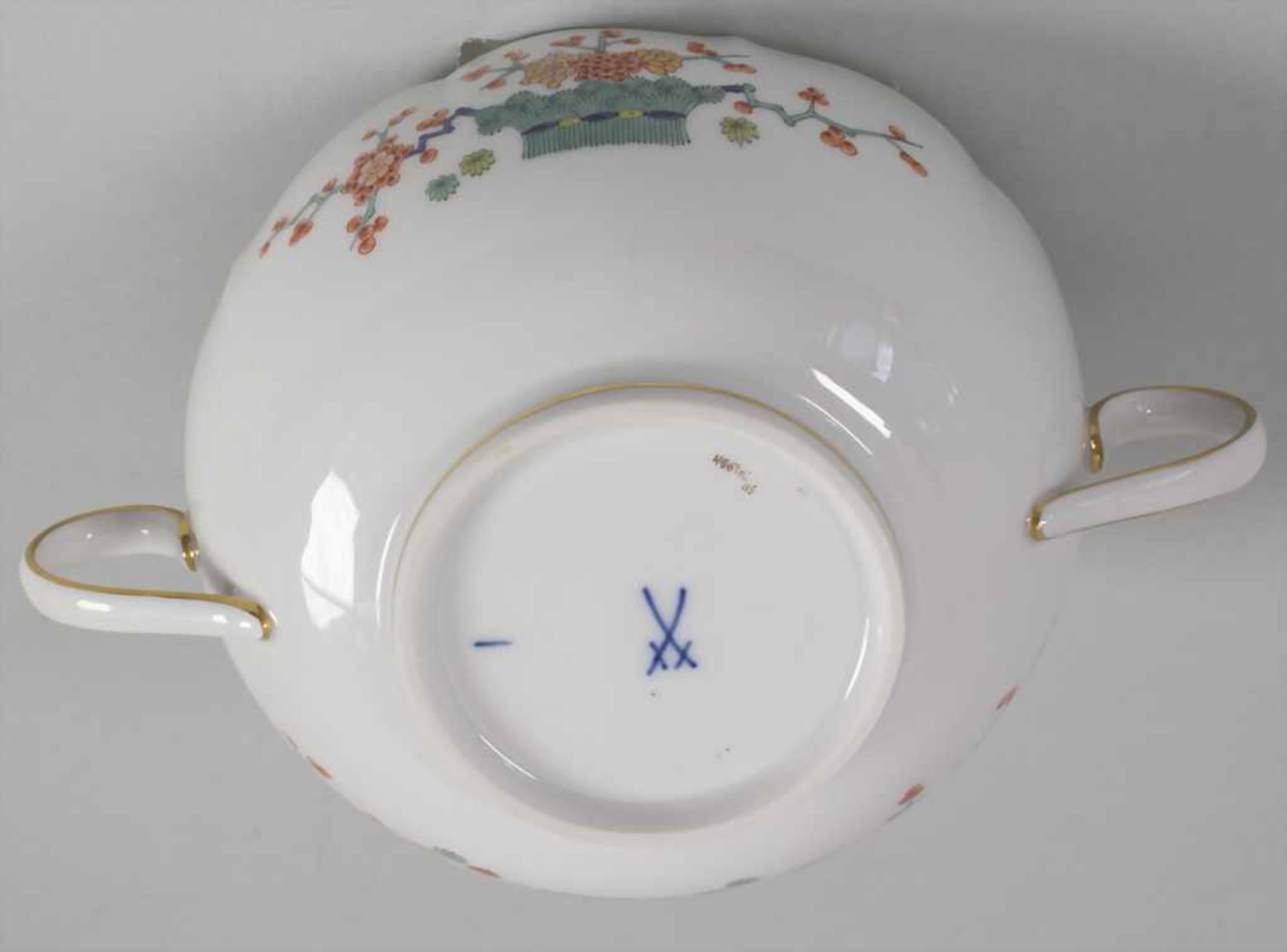 Suppentasse mit Unterteller / A soup bowl and plate with Kakiemon pattern, Meissen, 20. Jh. - Bild 11 aus 11