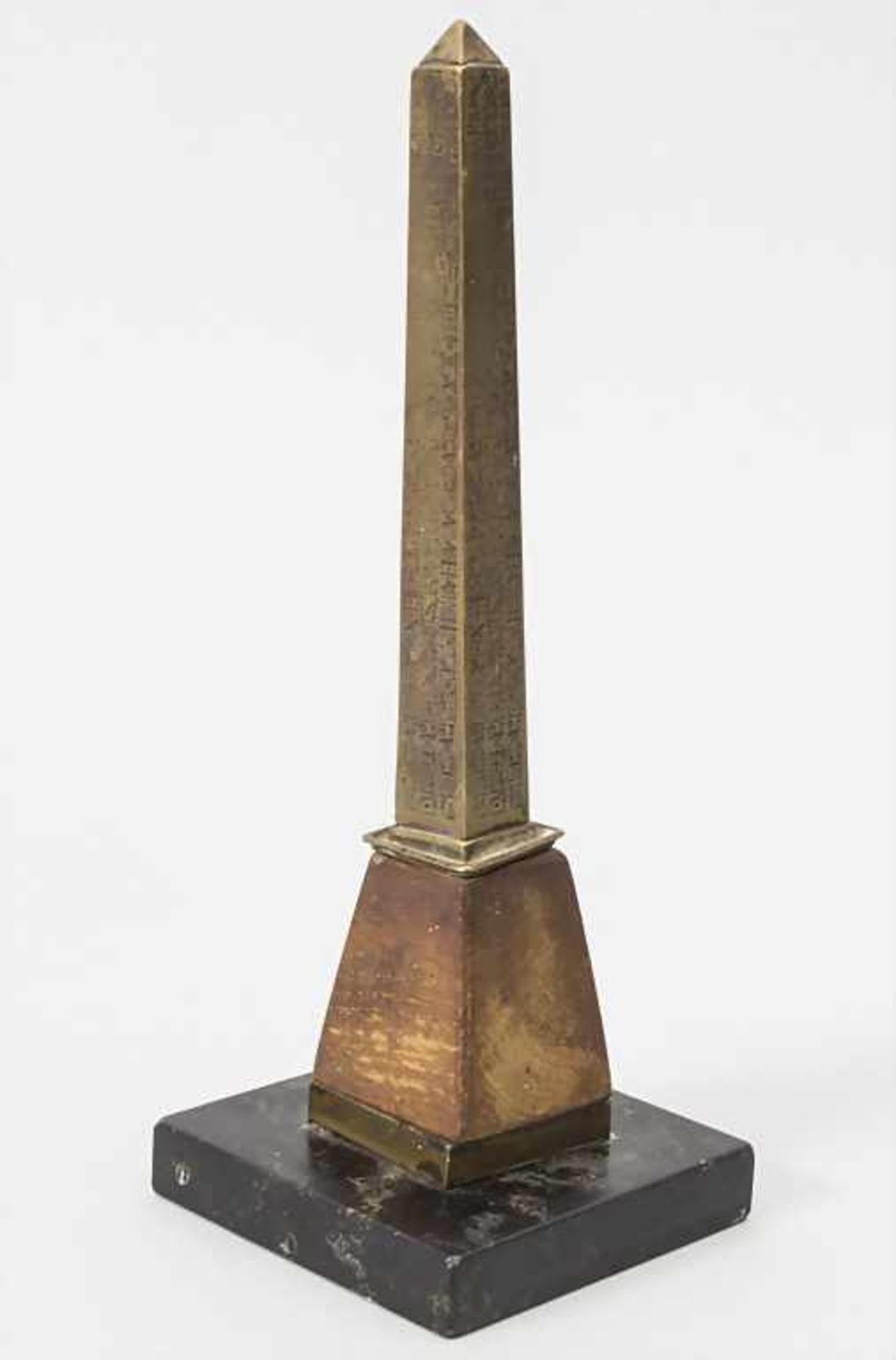 Obelisk mit ägyptischen Hyroglyphen / A bronze obelisk with Egyptian hyroglyphs, Frankreich, 19.