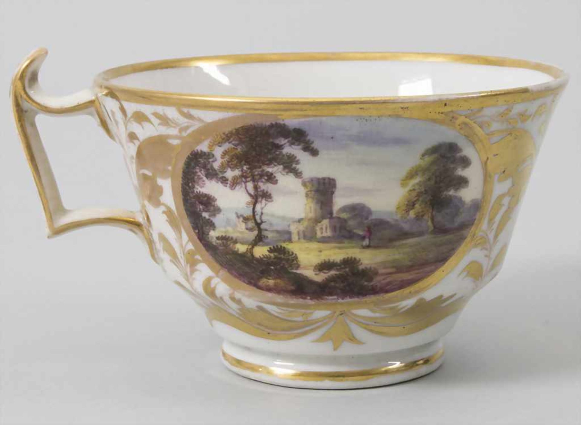 Tasse und Untertasse mit Landschaftsmalerei / A cup and saucer with landscapes, creamware, wohl - Bild 11 aus 12