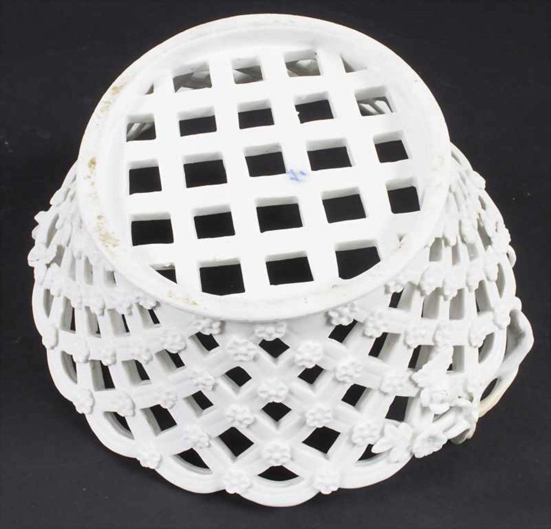 Korbschale mit Henkeln / An openwork basket with handles, Meissen, Mitte 18. Jh. - Bild 4 aus 5