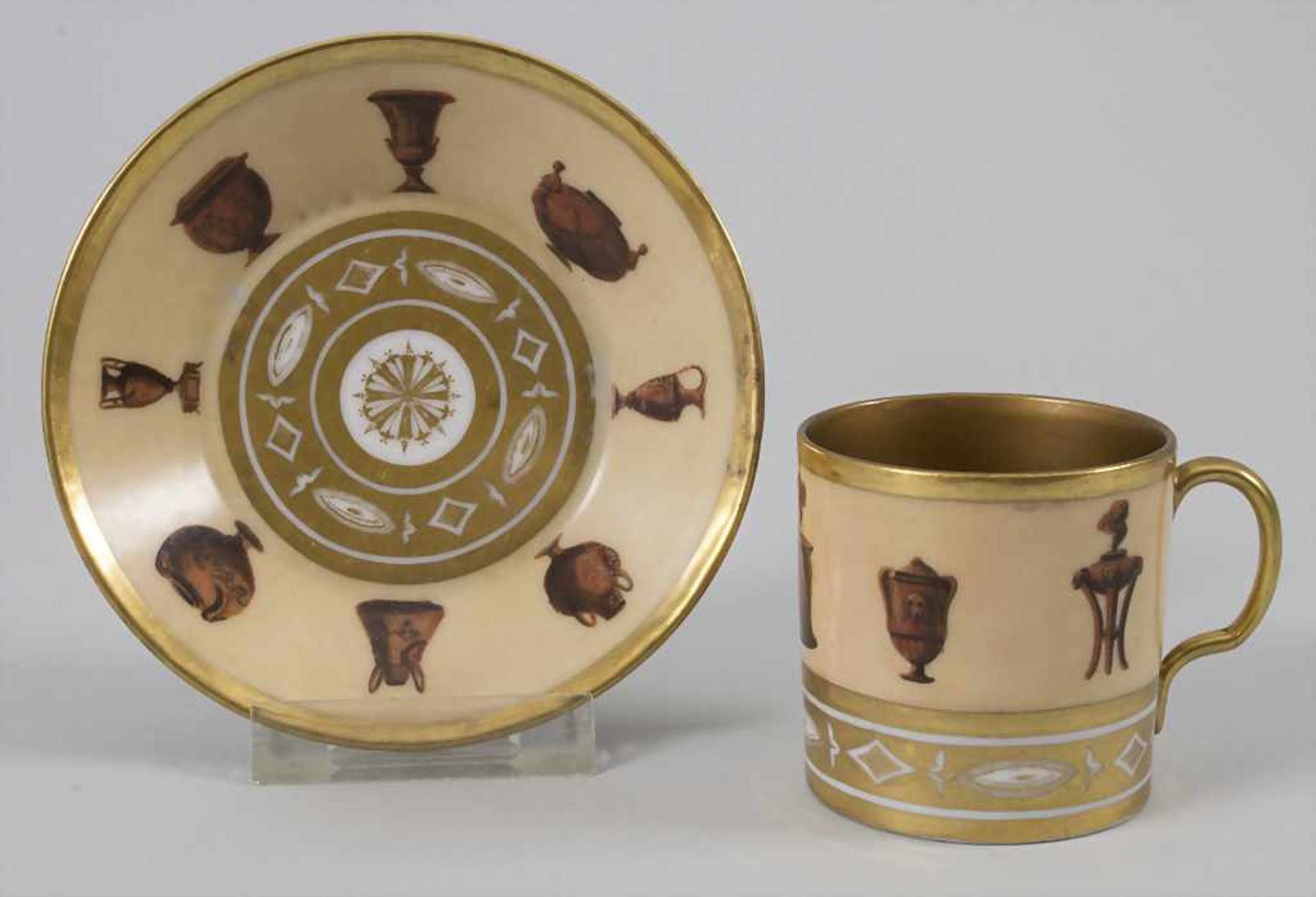 Empire Tasse und Unterschale mit antiken Urnenvasen / An Empire cup and saucer with antique vases,