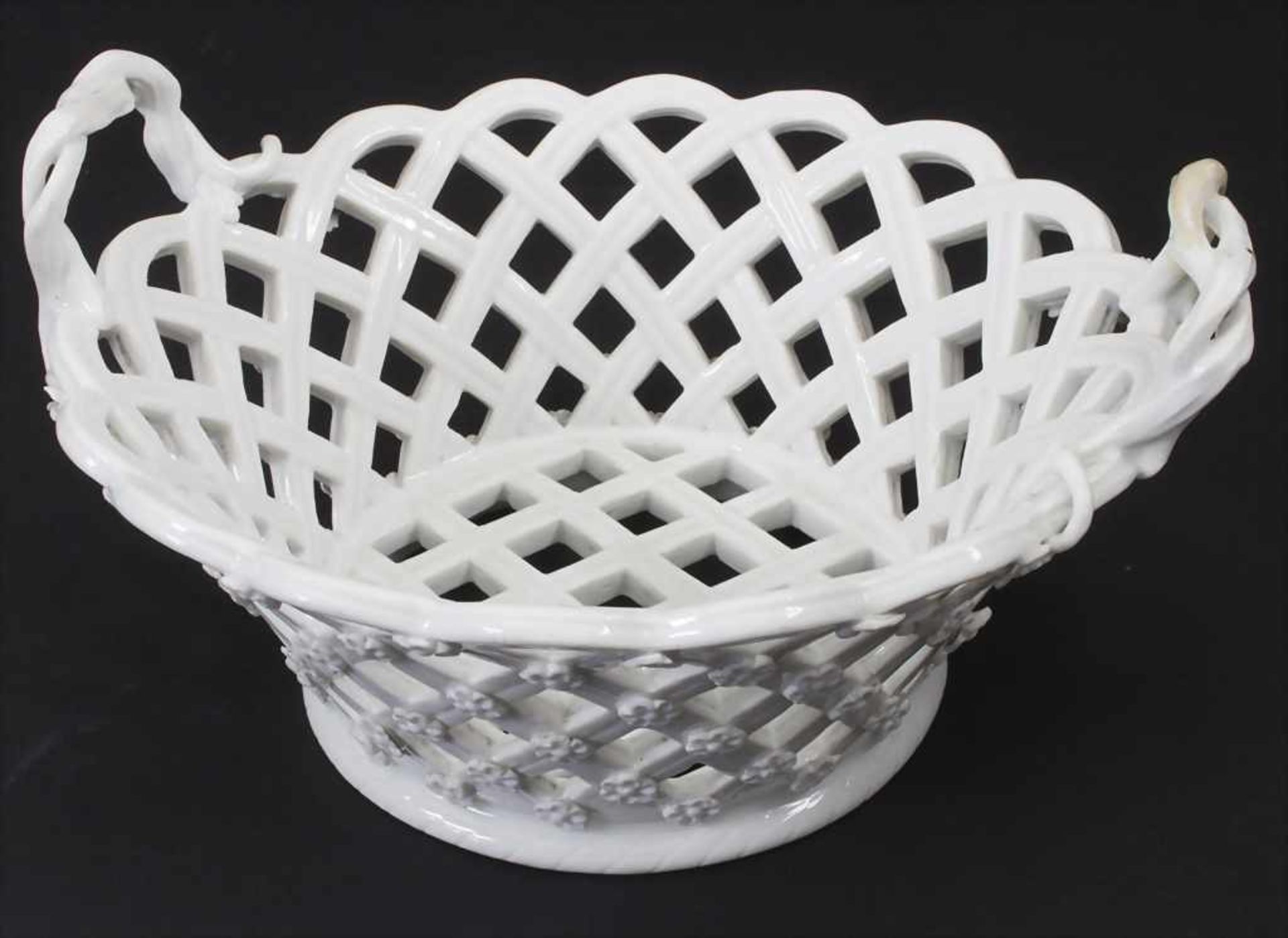 Korbschale mit Henkeln / An openwork basket with handles, Meissen, Mitte 18. Jh. - Bild 2 aus 5