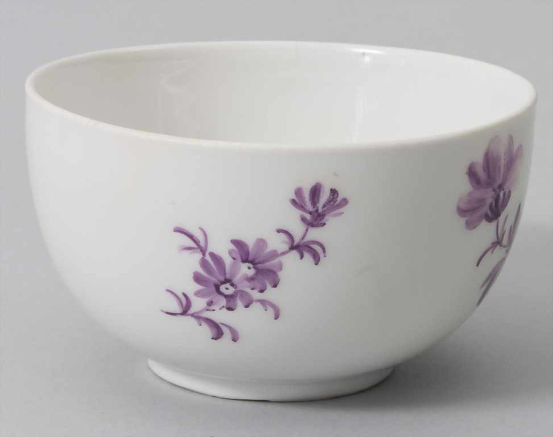 Tasse und UT mit Purpurmalerei / A cup and saucer with purple flowers, Meissen, um 1760 - Image 7 of 10