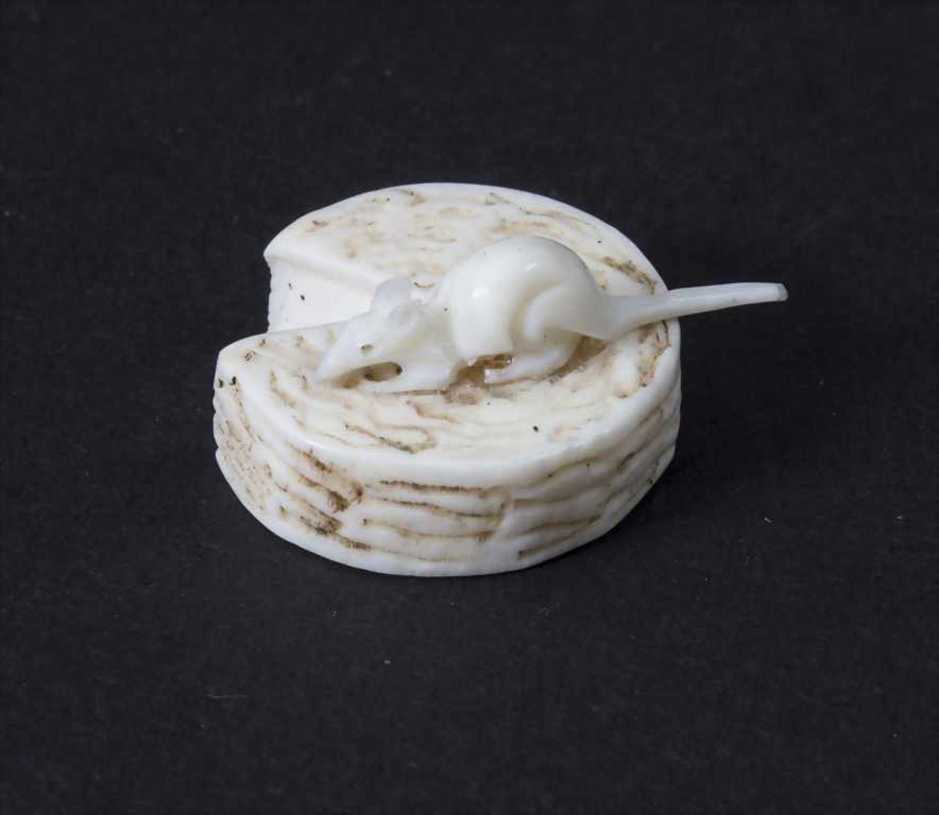 Miniatur Figur 'Maus auf einem Stück Käse' / An ivory miniature figure of a mouse on a piece of - Image 3 of 5