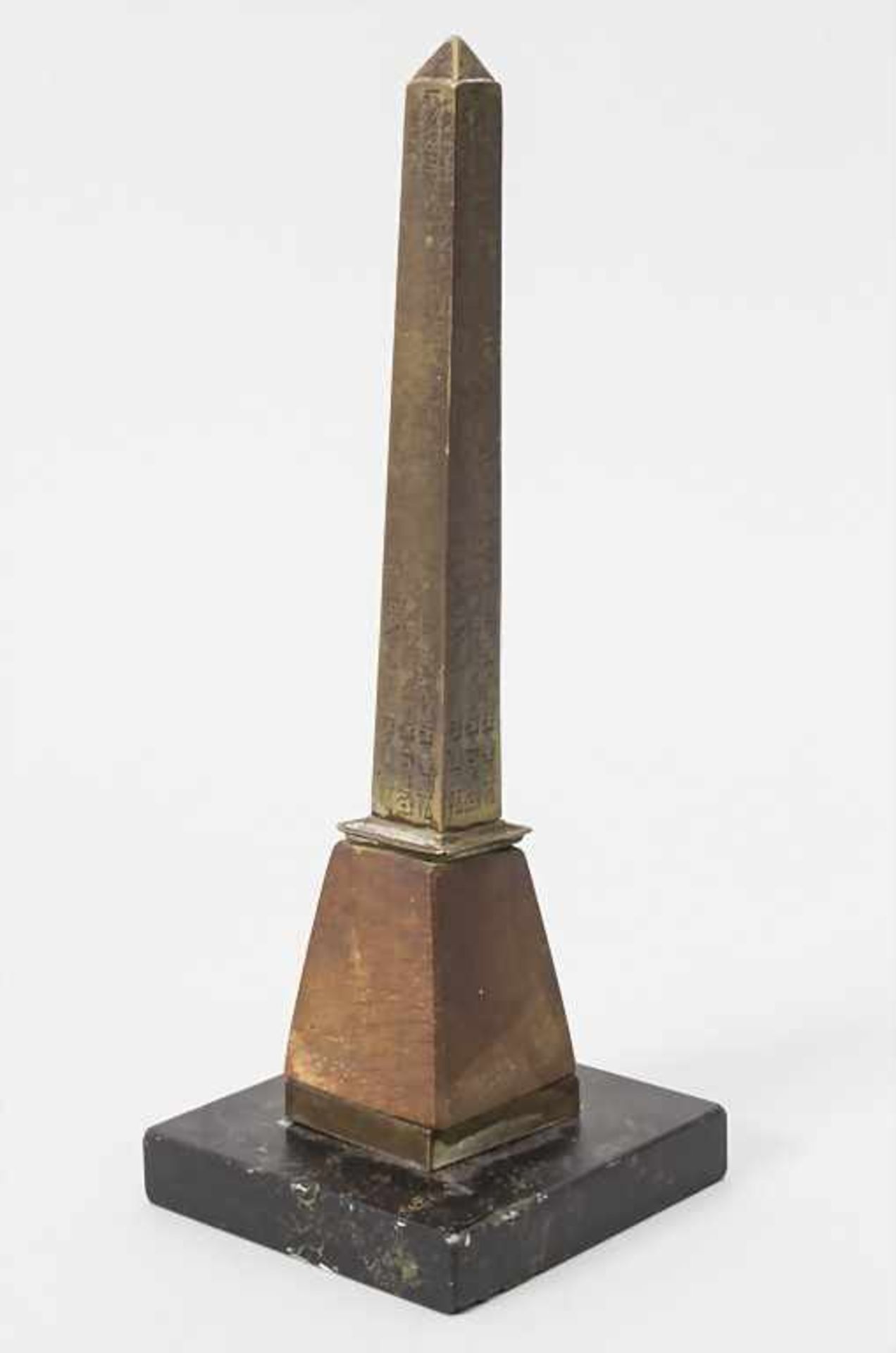 Obelisk mit ägyptischen Hyroglyphen / A bronze obelisk with Egyptian hyroglyphs, Frankreich, 19. - Bild 2 aus 3