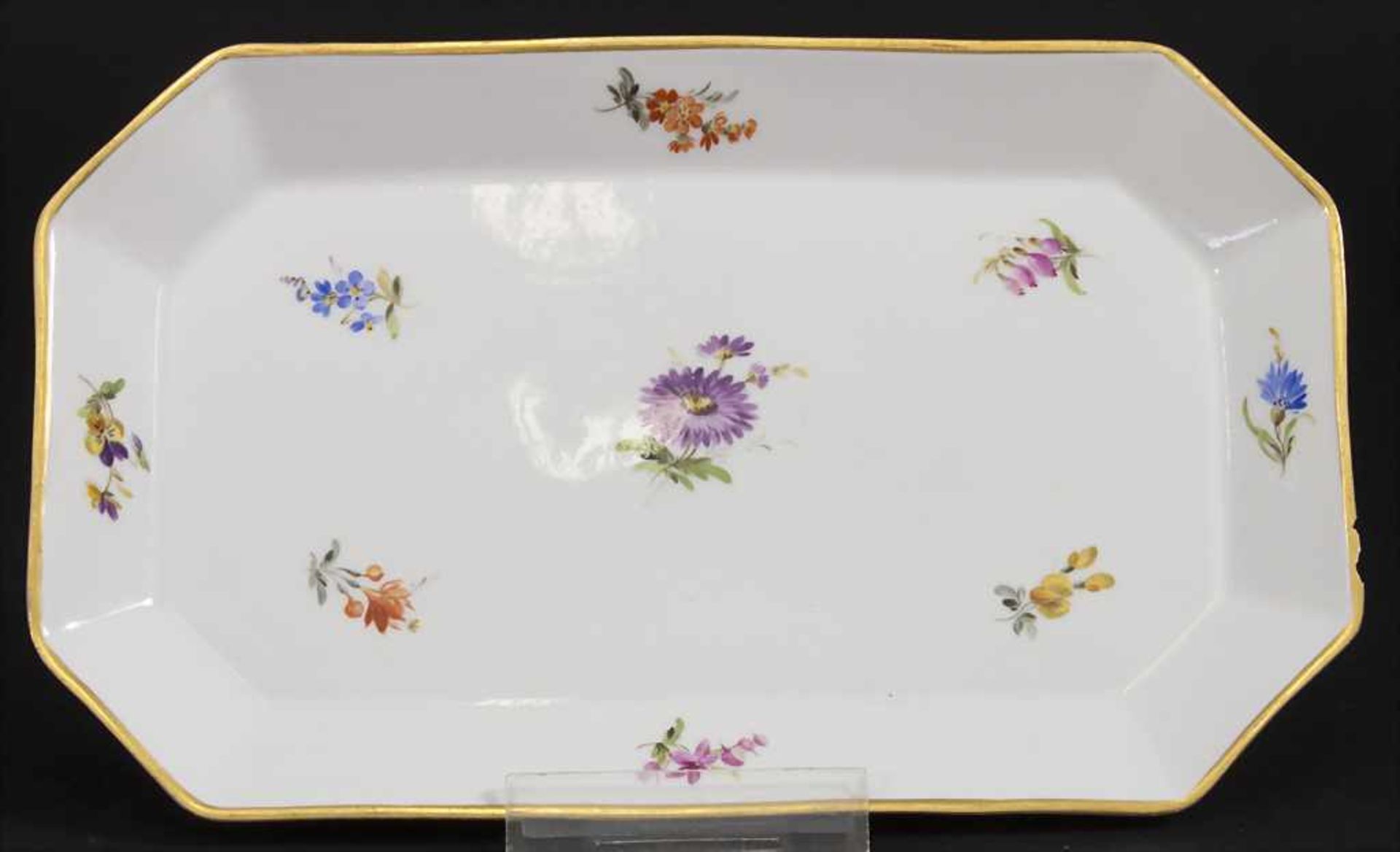 Kleine rechteckige Platte mit Streublumen / A serving platter with flowers, Meissen, um 1880