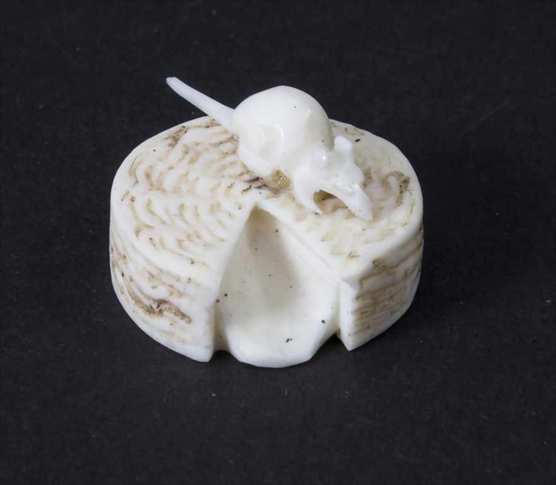 Miniatur Figur 'Maus auf einem Stück Käse' / An ivory miniature figure of a mouse on a piece of