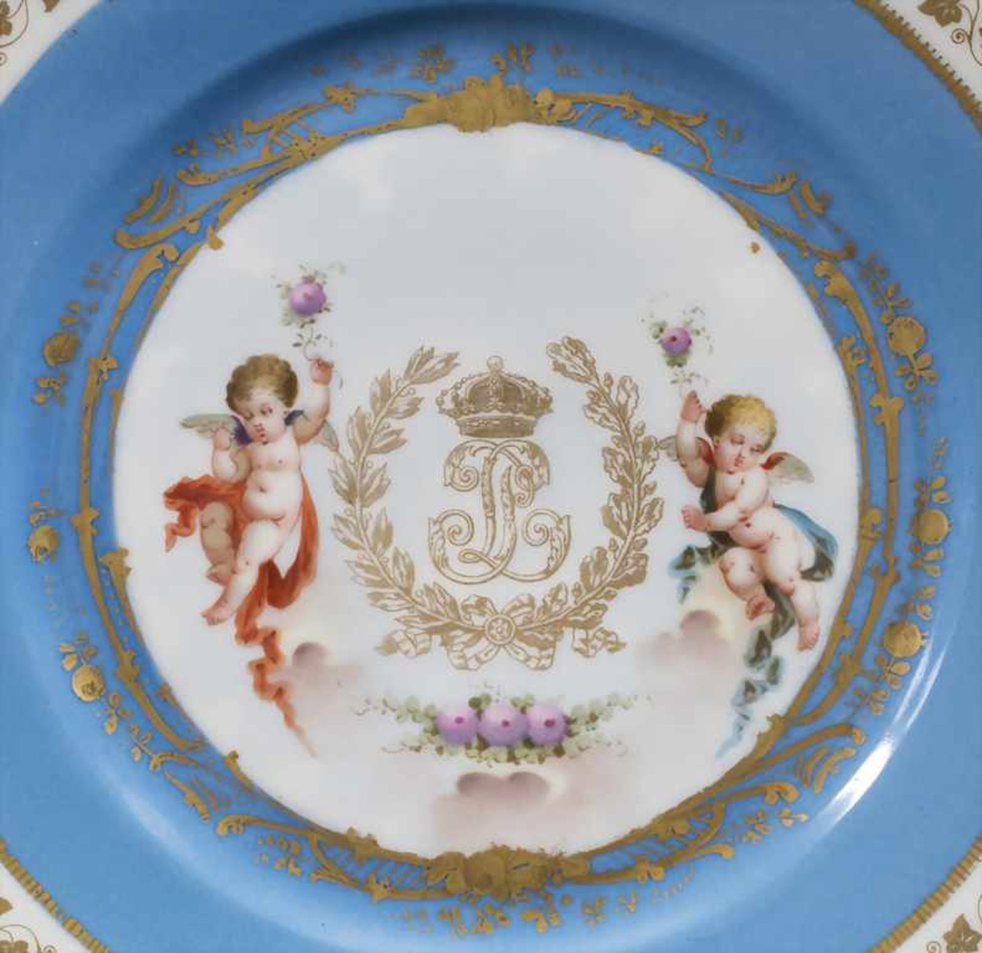 Teller mit 2 Putten und Königsmonogramm / A plate with 2 cherubs and king's monogram, Sèvres, - Image 2 of 5