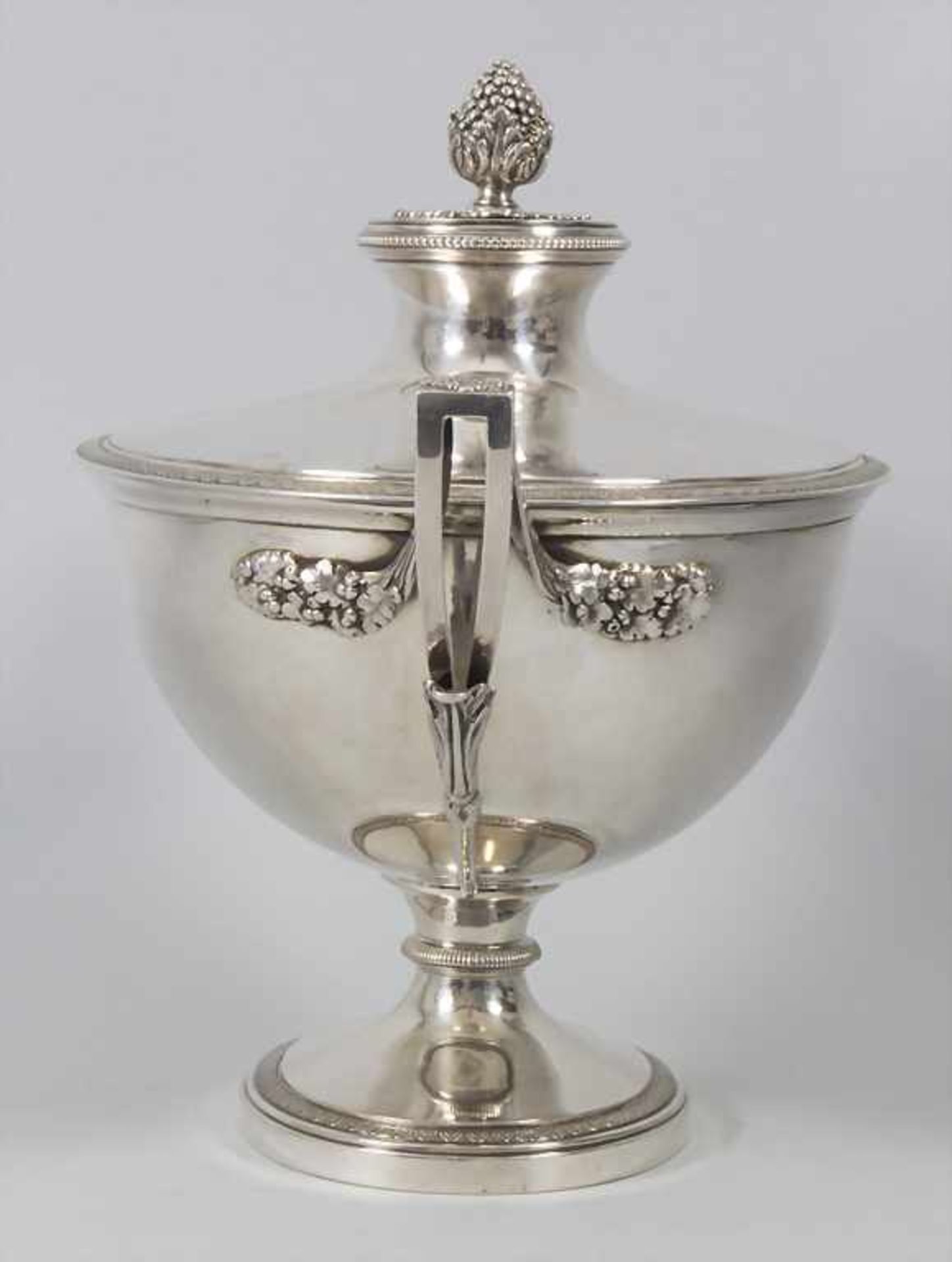 Deckelterrine auf Présentoir / A tureen with cover and stand, Paris, um 1905 - Bild 11 aus 16