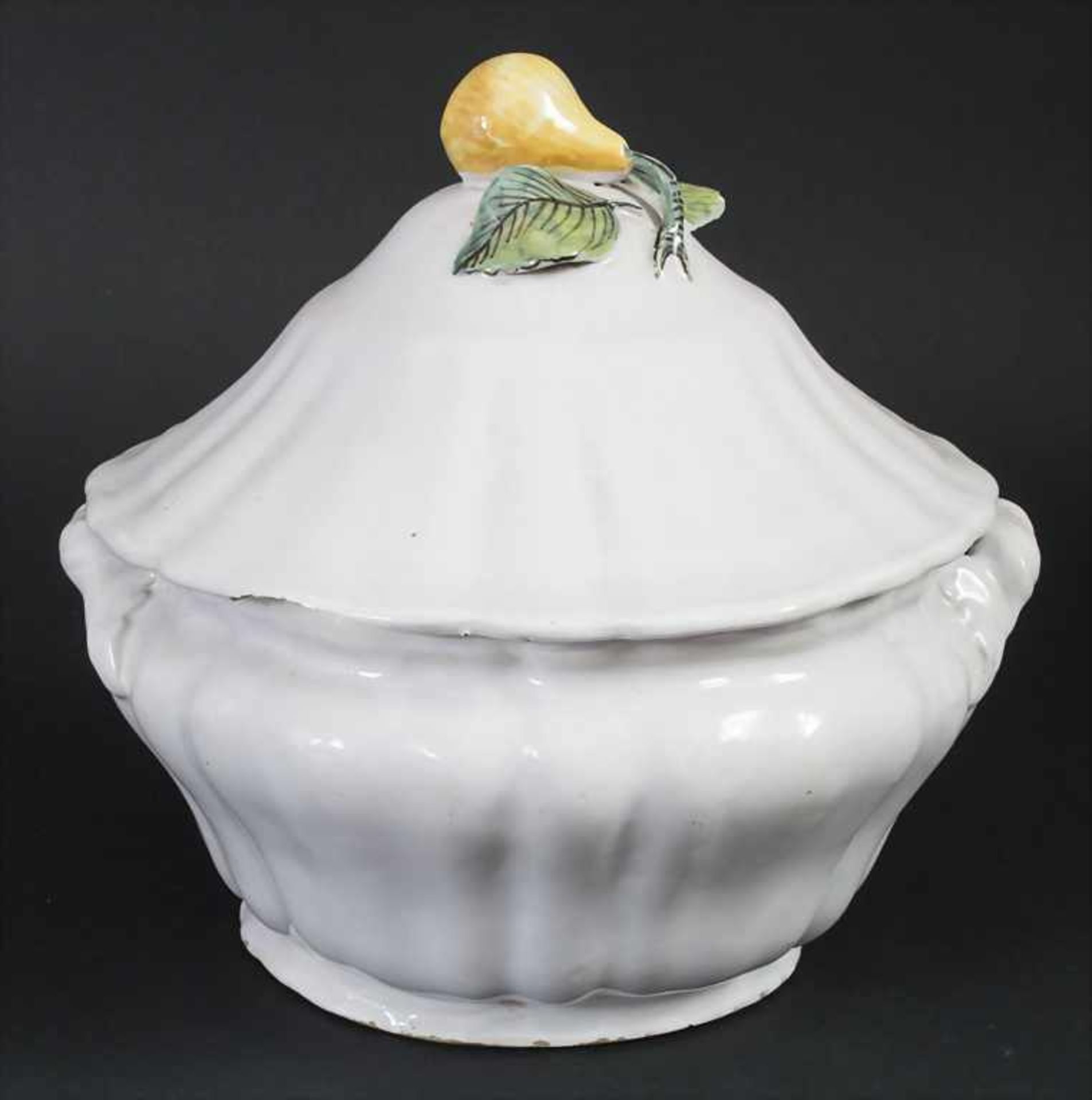 Fayence-Deckelterrine mit Birnknauf / A faience tureen and cover with pear knob, um 1800