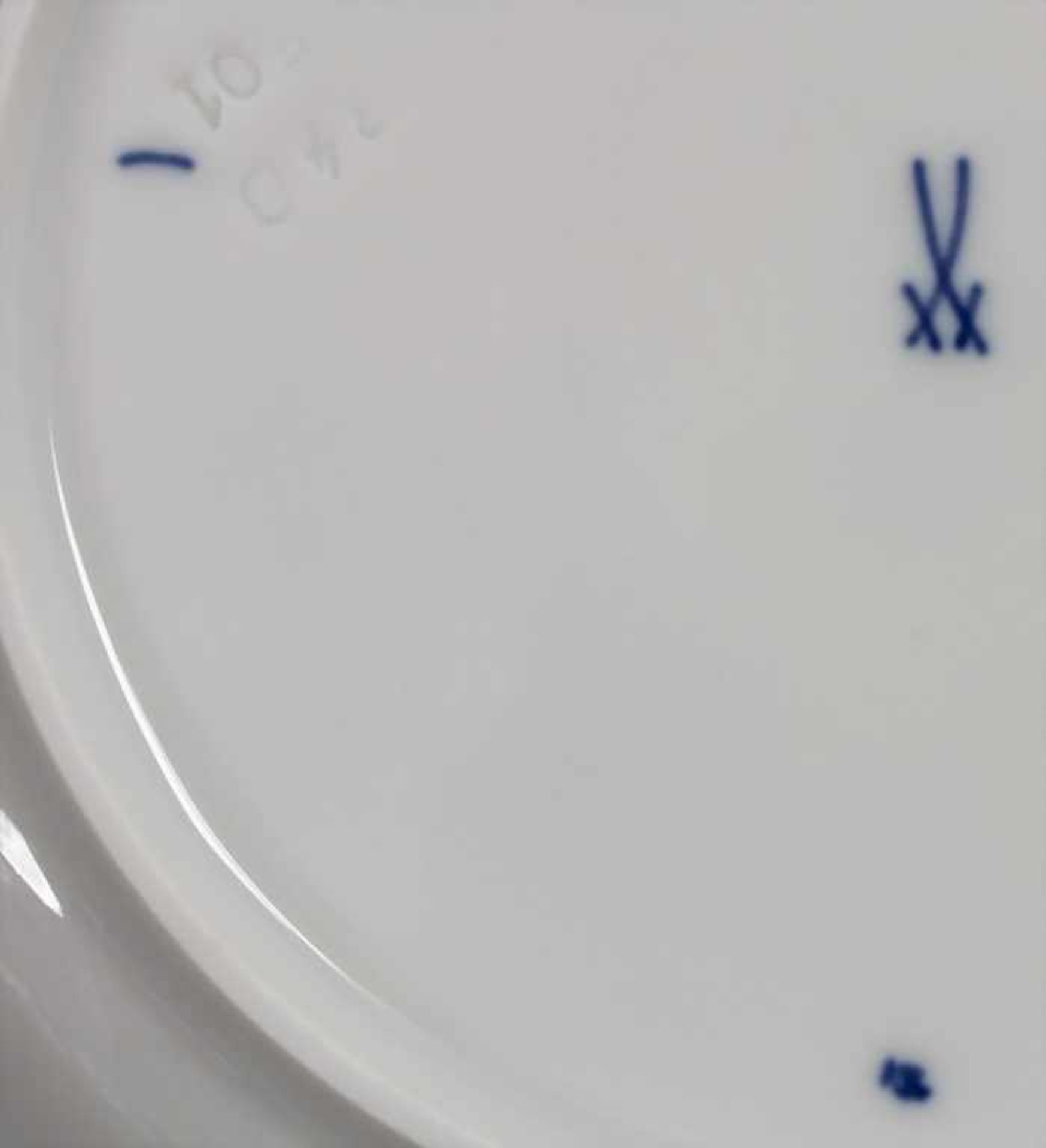 28 tlg. Service 'Zwiebelmuster' / A 28-piece dinner set with 'Onion Pattern', Meissen, 20. Jh. - Image 17 of 17