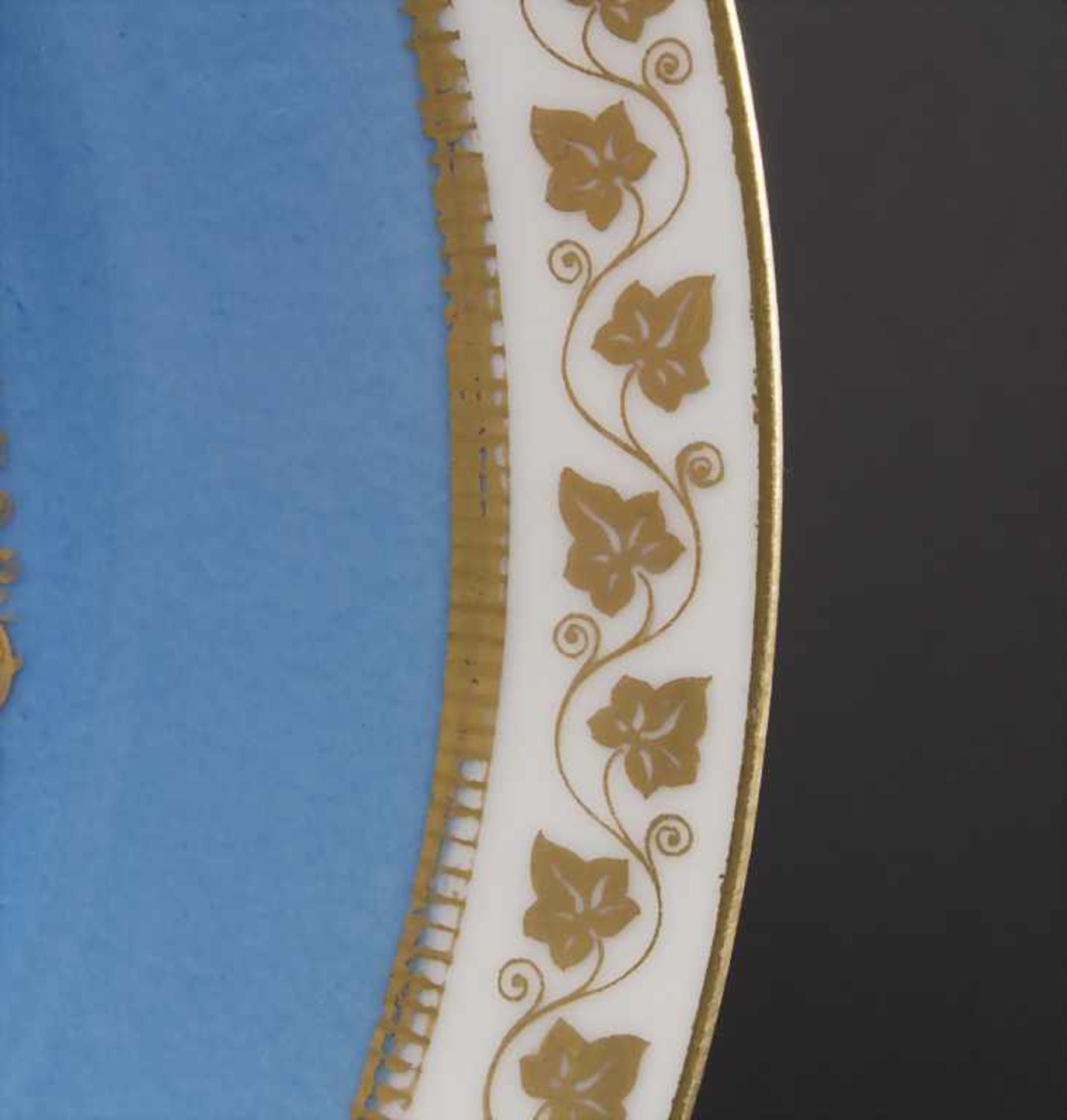 Teller mit 2 Putten und Königsmonogramm / A plate with 2 cherubs and king's monogram, Sèvres, - Image 3 of 5