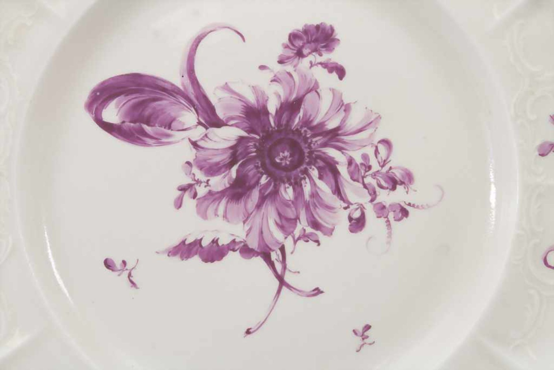 Teller mit Blumenmalerei / A plate with purple painted flowers, Ludwigsburg, um 1770 - Bild 2 aus 6