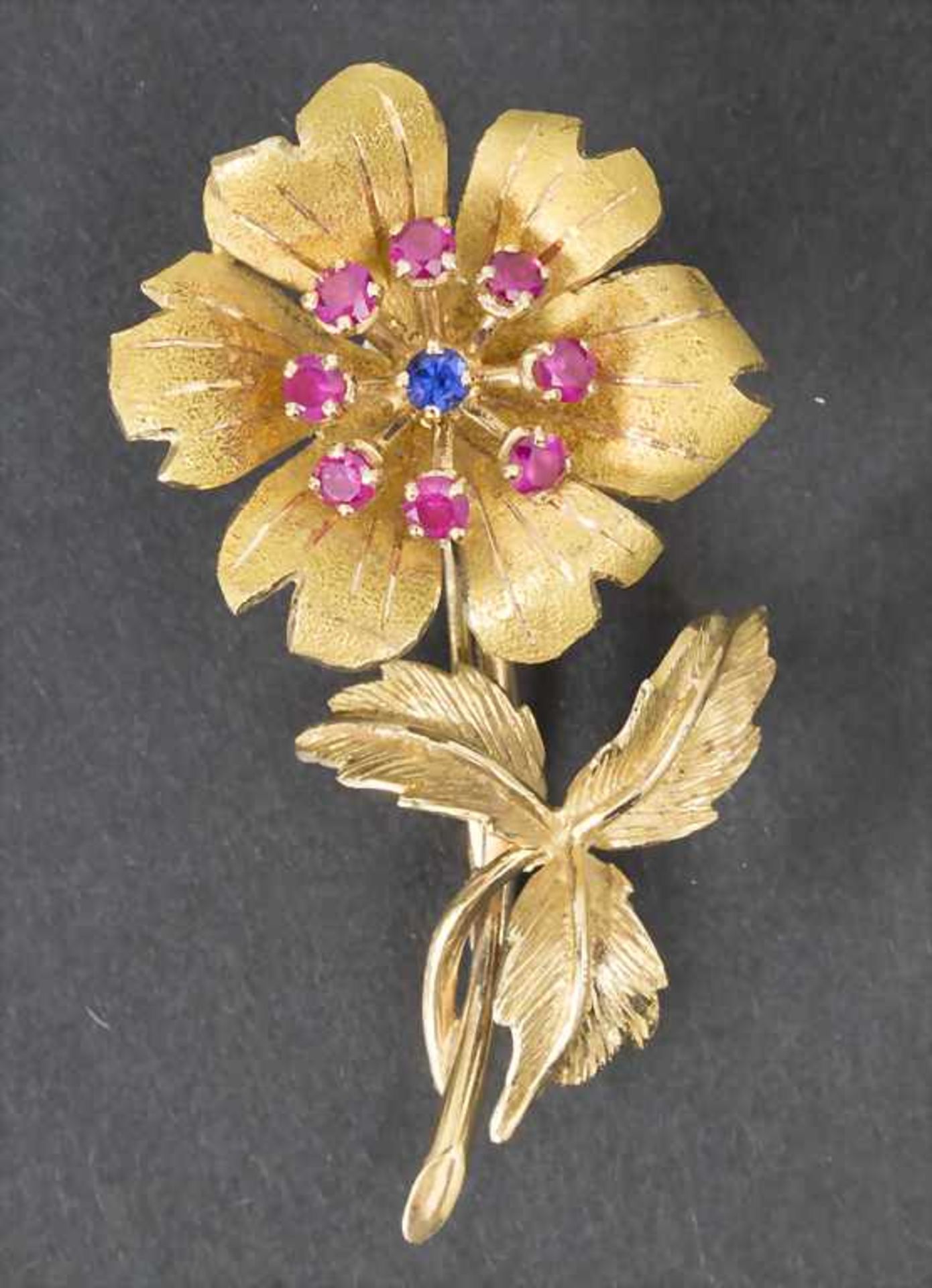 Brosche / A gold brooch with rubies and sapphire