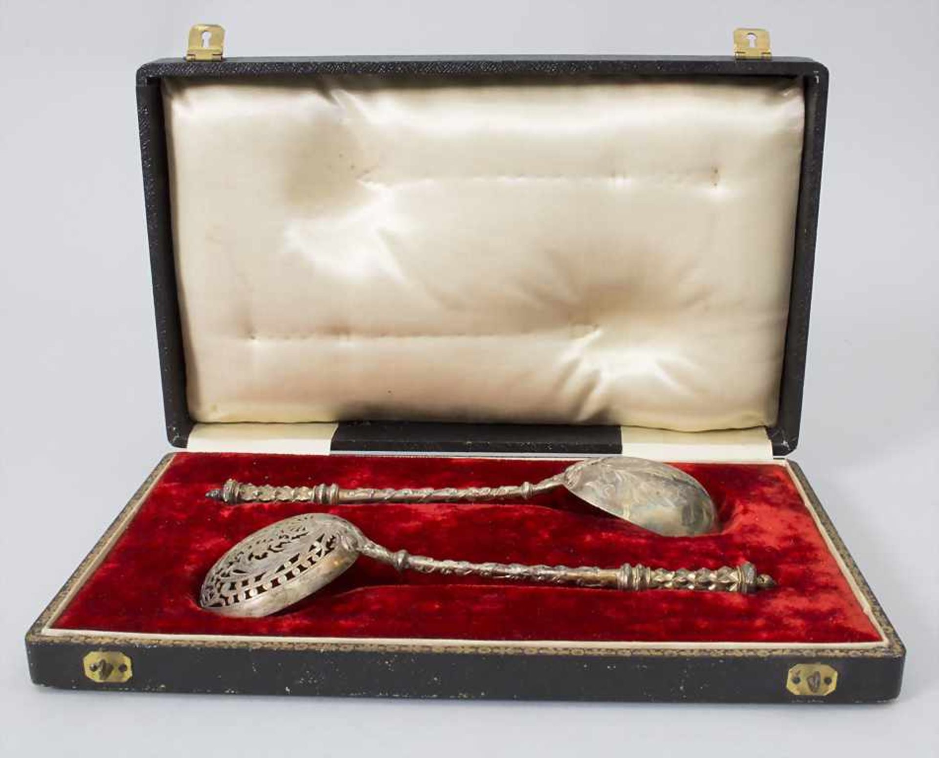 Zuckerstreulöffel und Sahnelöffel / A silver sugar-sprinkler spoon and a silver cream spoon, - Bild 9 aus 10