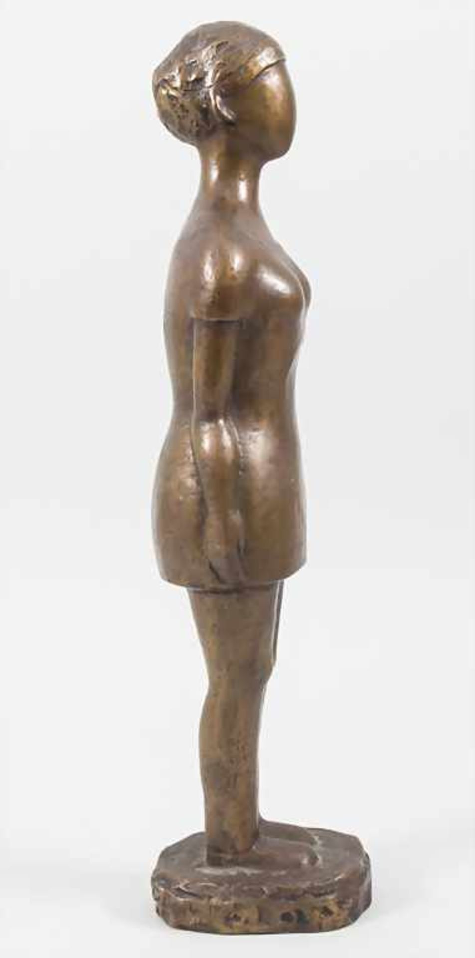 Monogrammist, 'Stehendes Mädchen' / A bronze sculpture of a girl, Frankreich, nach 1979 - Image 3 of 9