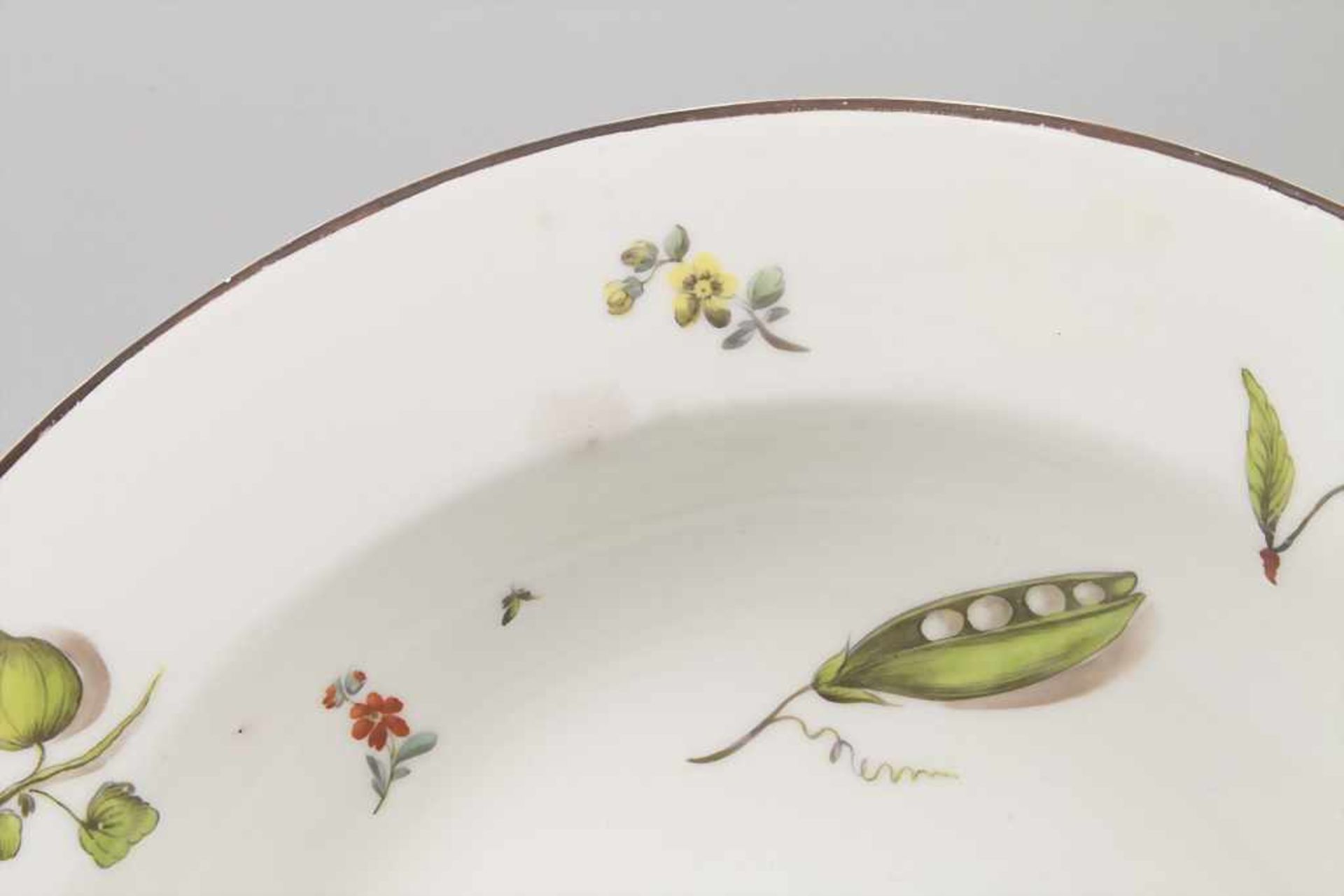 Suppenteller mit Gemüse-Dekor / A soup plate painted with vegetables, fruits and flowers, Wien, um - Bild 3 aus 5