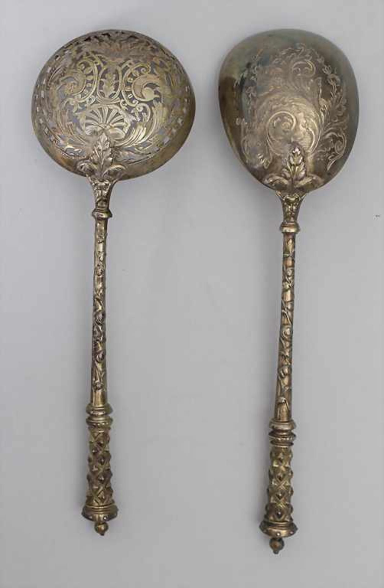 Zuckerstreulöffel und Sahnelöffel / A silver sugar-sprinkler spoon and a silver cream spoon, - Bild 2 aus 10