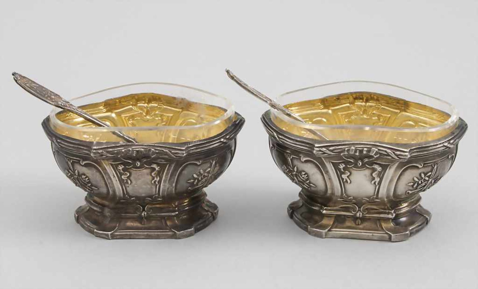 Paar Salieren mit Gewürzlöffelchen / A pair of salt cellars with spoons, Albert Deflon, Paris, um - Bild 2 aus 7