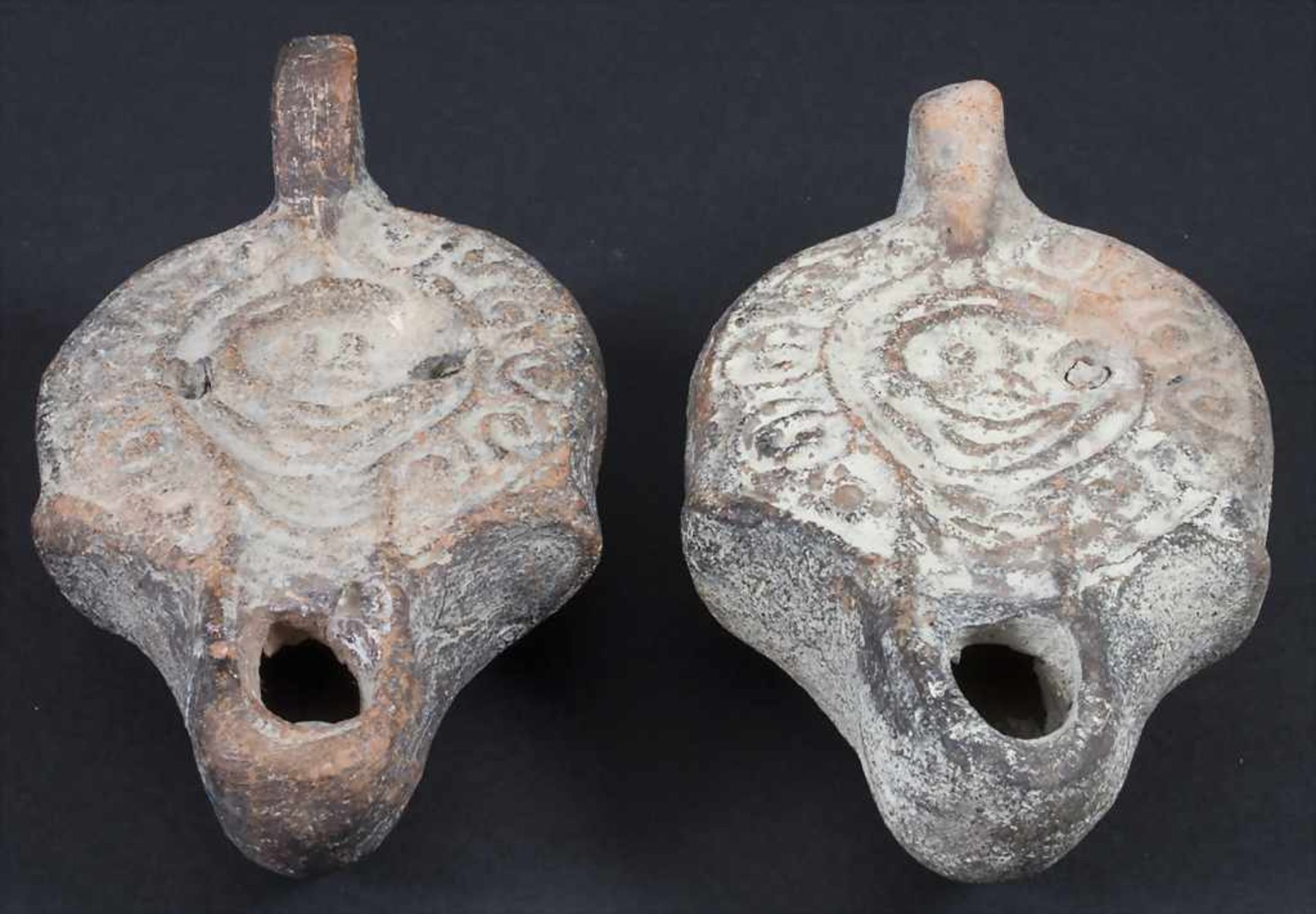 Zwei Öllampen, wohl römisch / Two roman oil lamps - Bild 2 aus 6