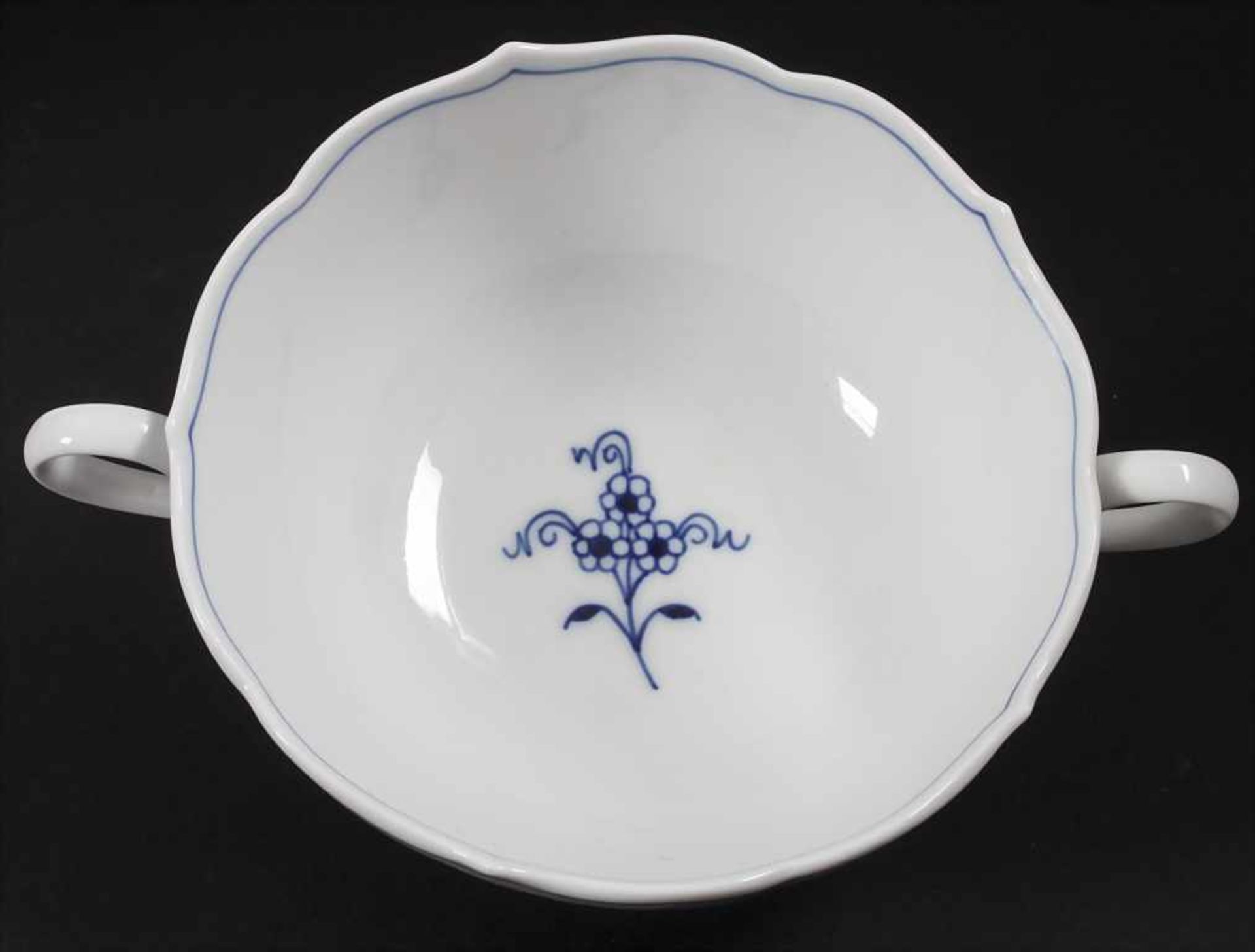 28 tlg. Service 'Zwiebelmuster' / A 28-piece dinner set with 'Onion Pattern', Meissen, 20. Jh. - Image 12 of 17