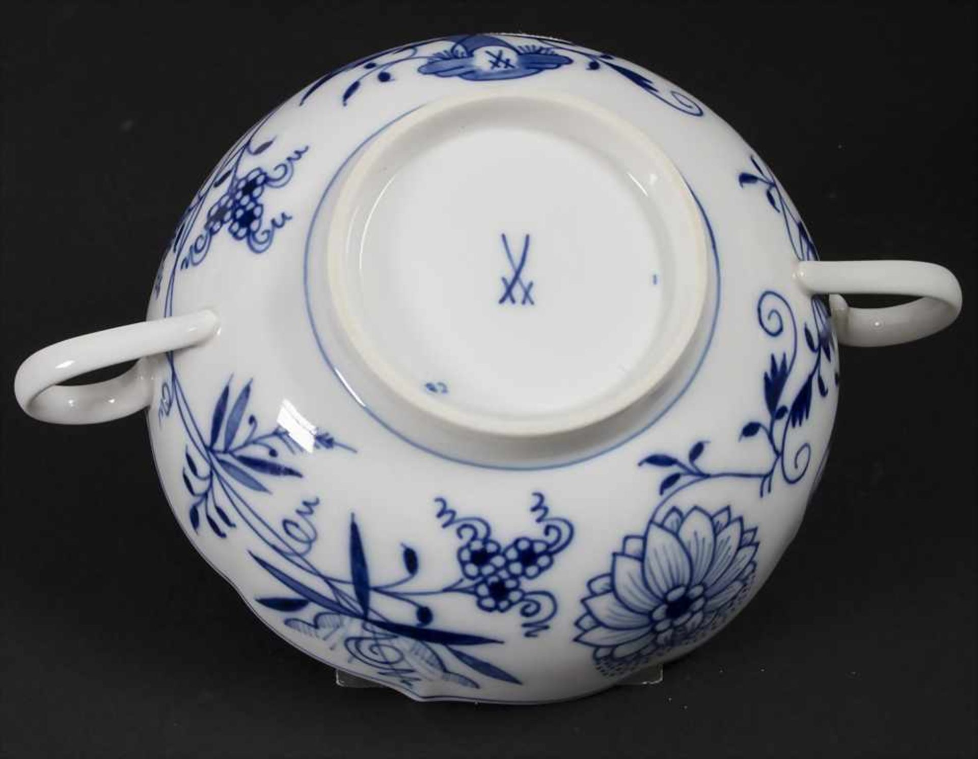 28 tlg. Service 'Zwiebelmuster' / A 28-piece dinner set with 'Onion Pattern', Meissen, 20. Jh. - Image 13 of 17