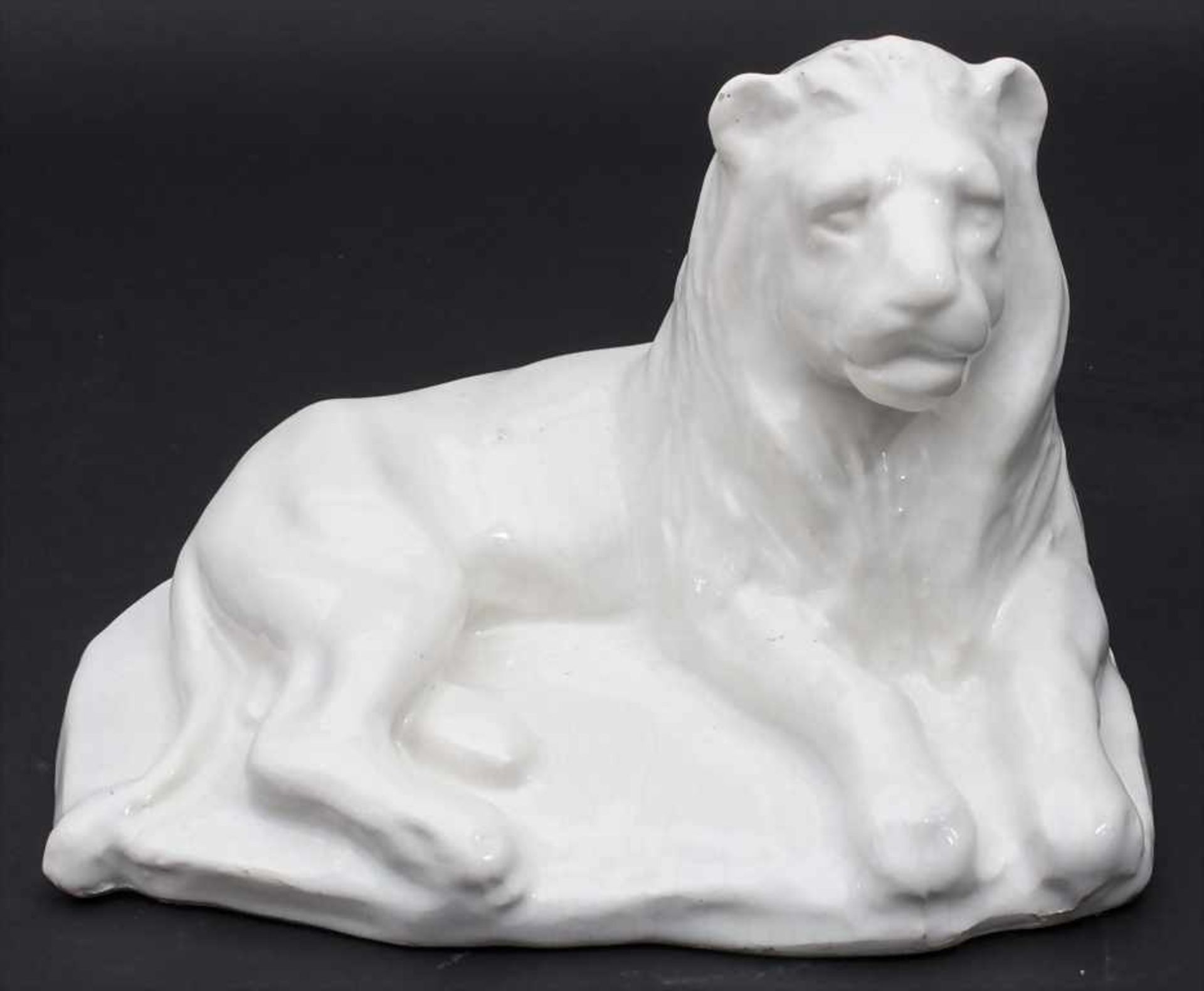 Fayence Skulptur 'Ruhender Löwe' / A faience sculpture of a resting lion, Baden-Baden, 1. Hälfte 20.