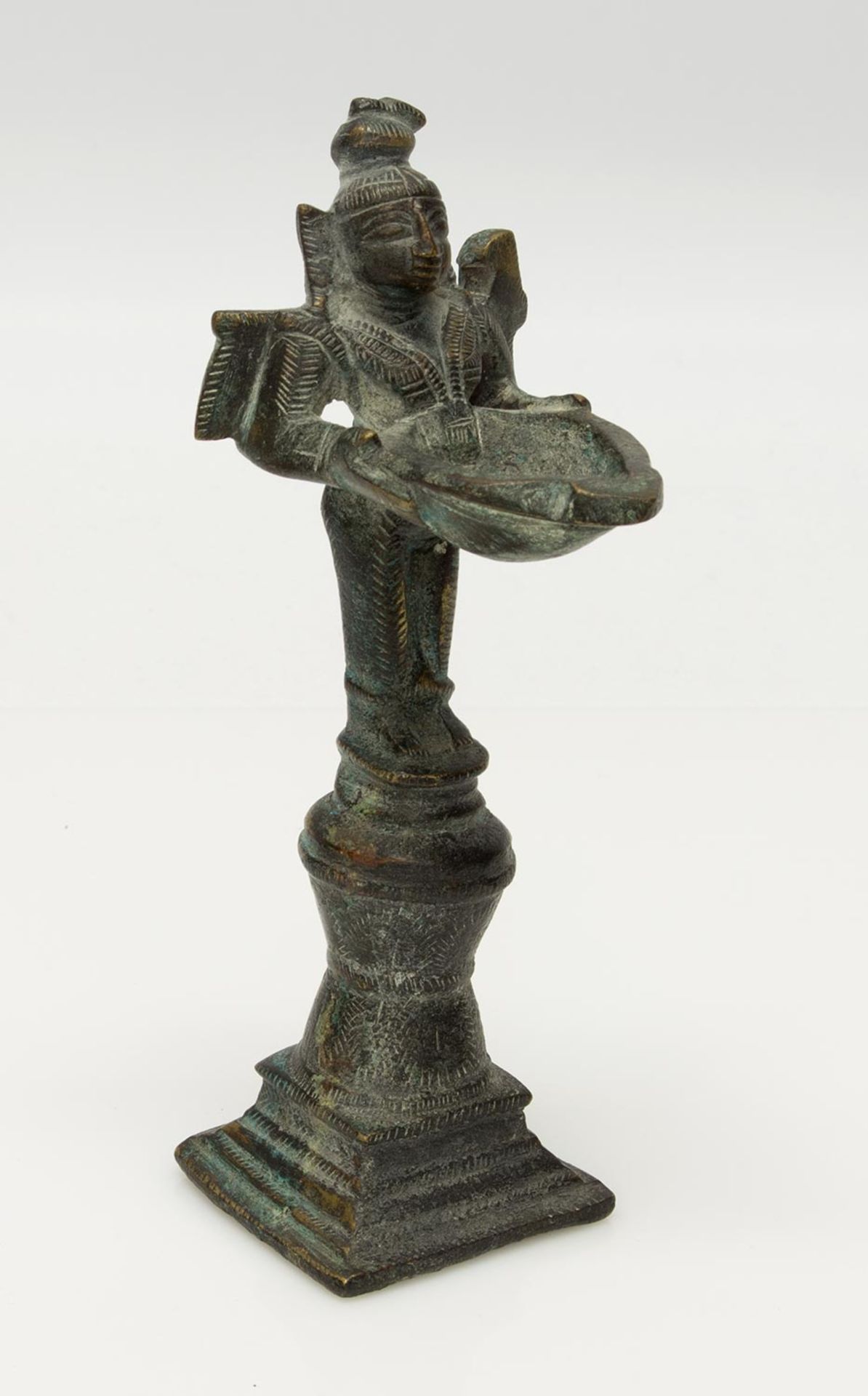 Antike OpferfigurAlter unbekannt, Bronze, asiatische Figur e. Opferschale haltend, a. Sockel