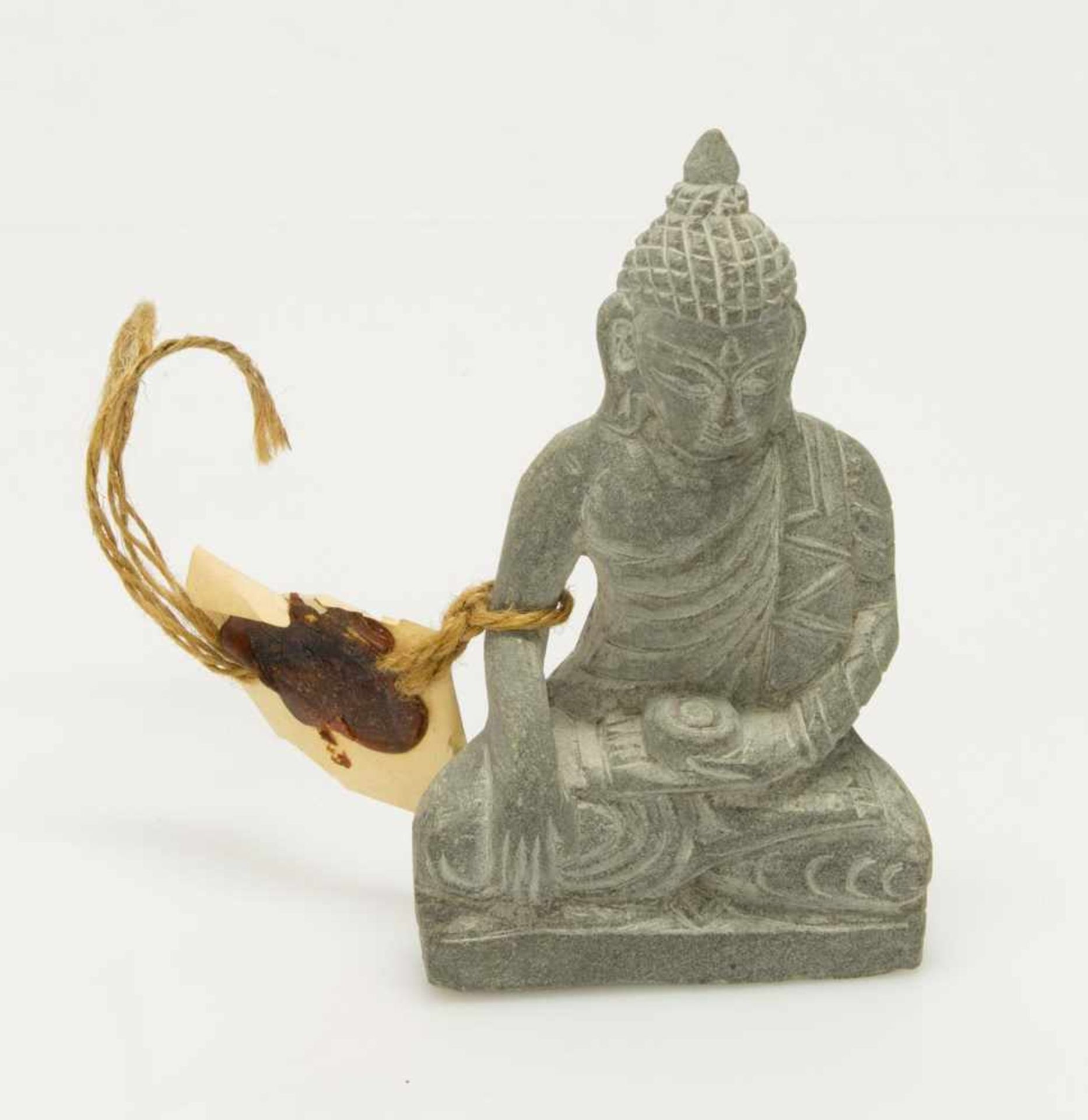 BuddhaStein, figürliche Darstellung d. sitzenden Gottheit im Bhumisparsha mudra (Geste der