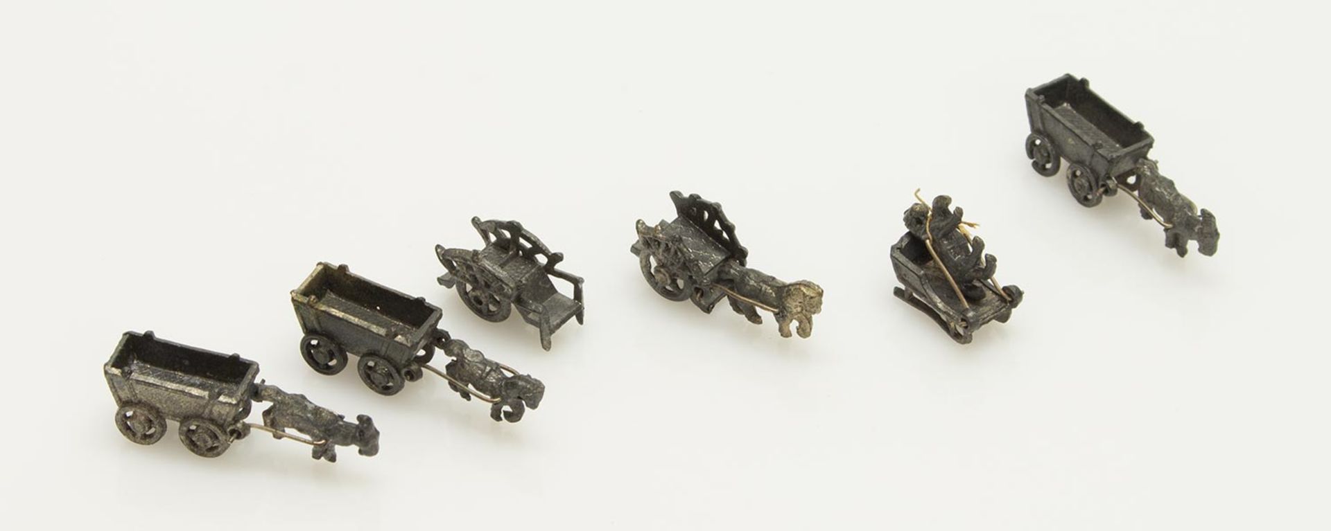 Lot Zinnfigurenum 1920, 5 Gespanne u. ein einzelner Wagen, Zinn, L. ca. 3 cm