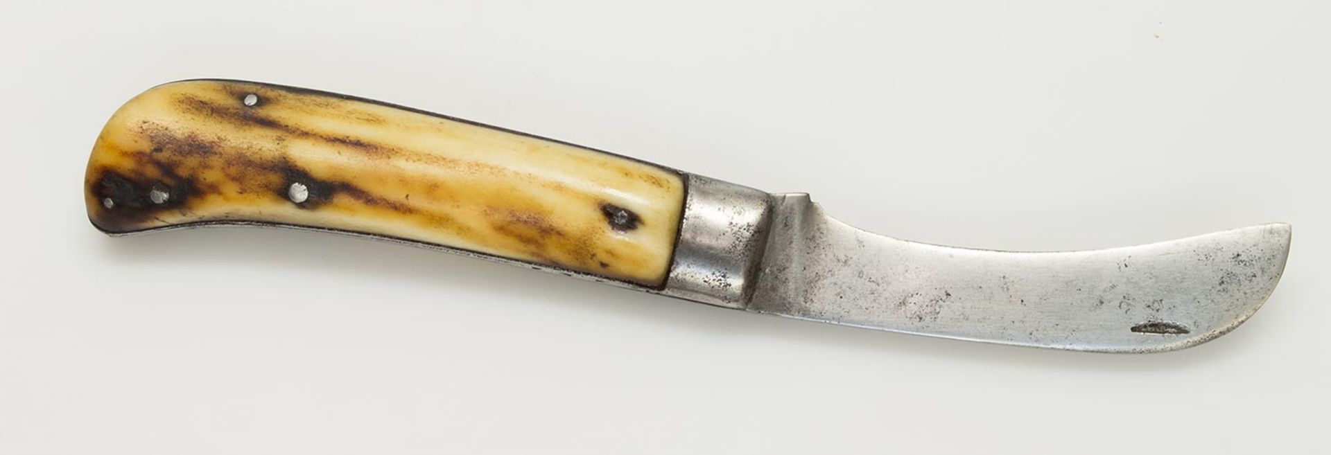 Jagd-KlappmesserFrankreich um 1900, Horngriffschalen, Rücken mit gefeilter Verzierung, L. 11,5 cm