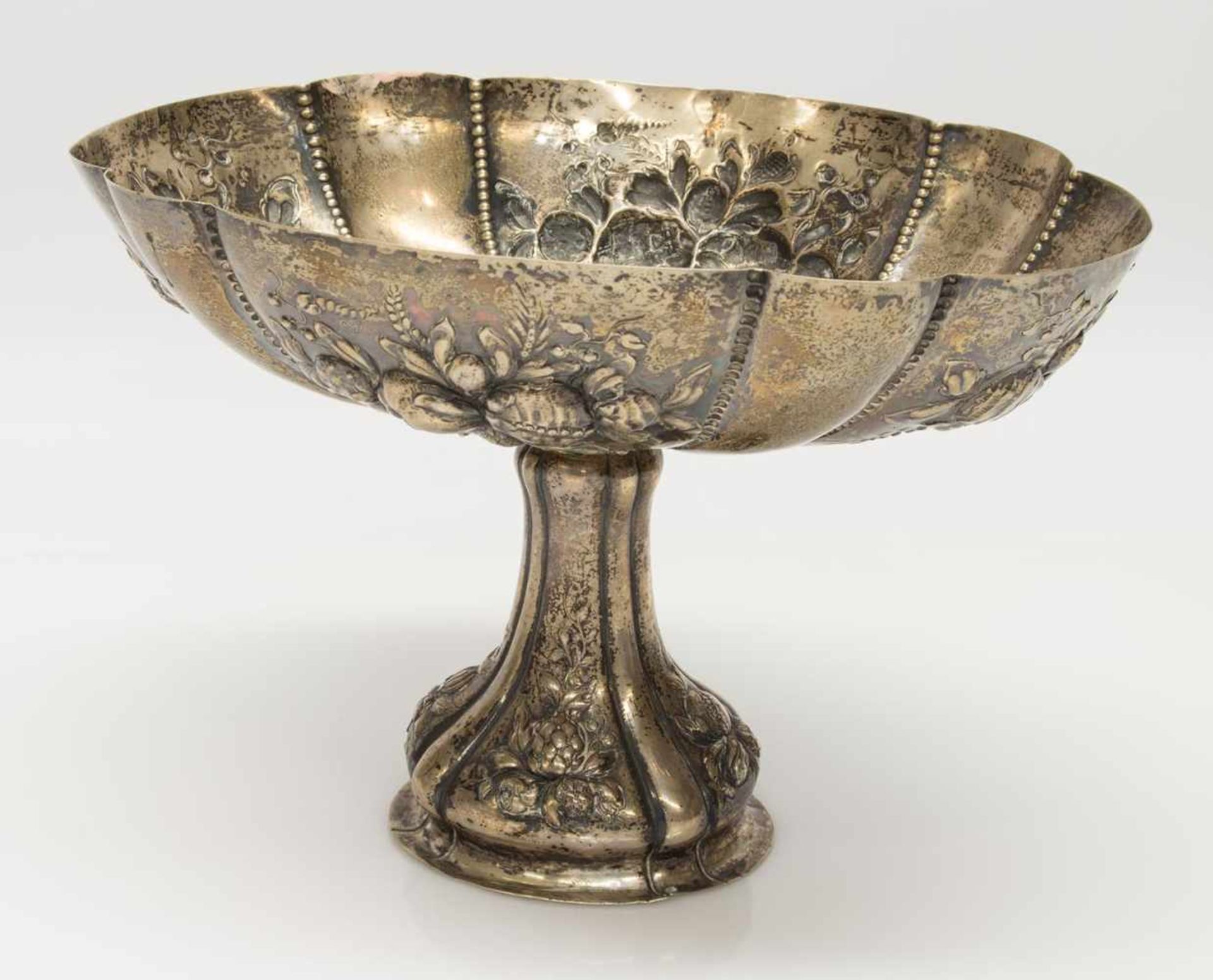 Obstschaleum 1850, 13lötiges Silber (812er), handgetriebener Früchtedekor, ovale Schale auf