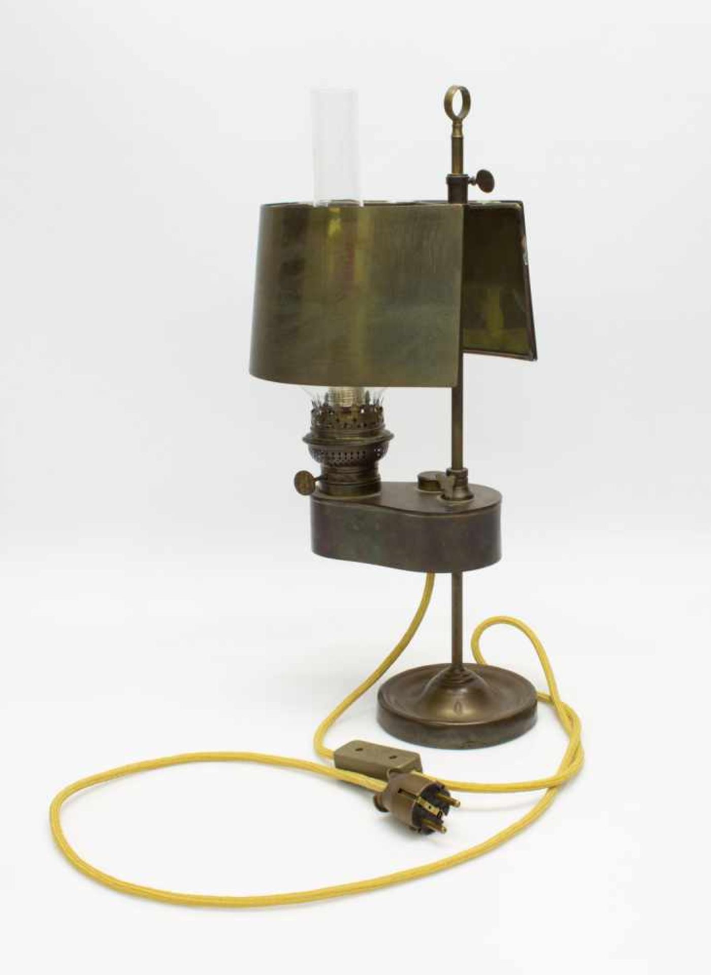 Petroleumtischlampedeutsch um 1930er Jahre, höhenverstellbar, mit Blendschirm, später