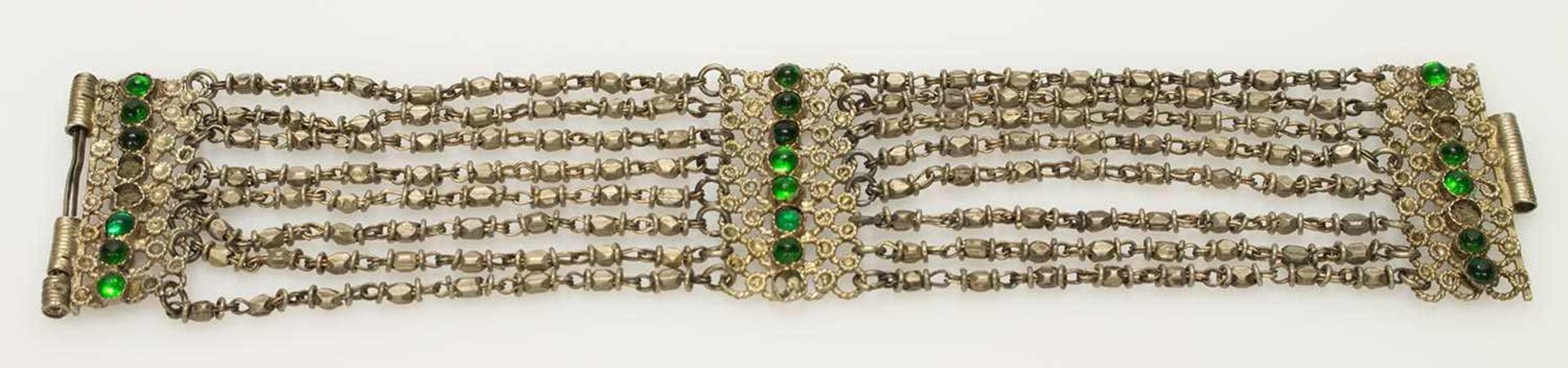 ArmbandIndien, achtreihig angeordnete Perlen, 3 Zwischenstücke teilw. mit grünen Steinen besetzt,