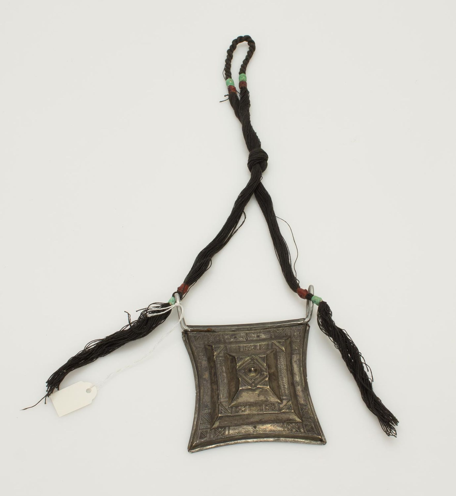 Afrikanisches Silberamulettan Bänder-Kette, teilw. gekordelt, Amulett vorders. Silber, rückseit.