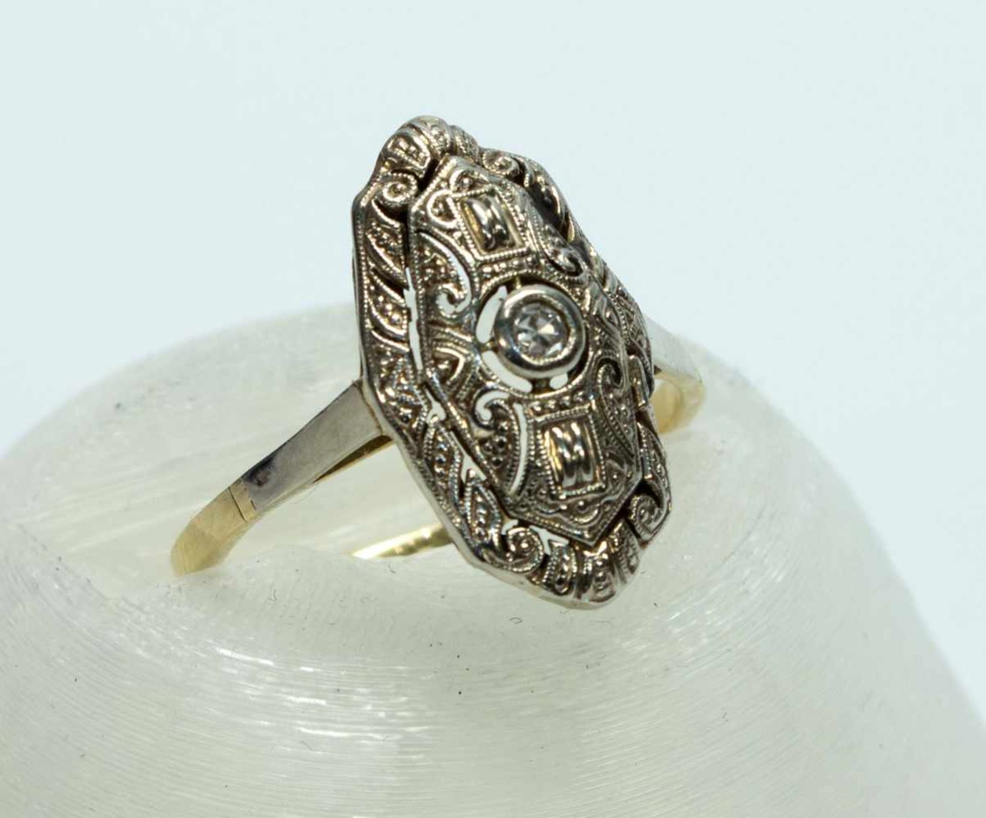 Art Deco Damenringum 1920er Jahre, 585er GG, 2,3 g, schmale Ringschiene, länglicher Ringkopf im Stil