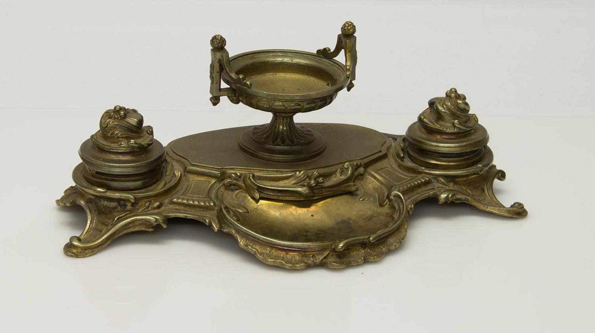 Schreibtisch-Garniturum 1860, Bronze, mit 2 Tintenfässern, 30 x 16 x 12 cm